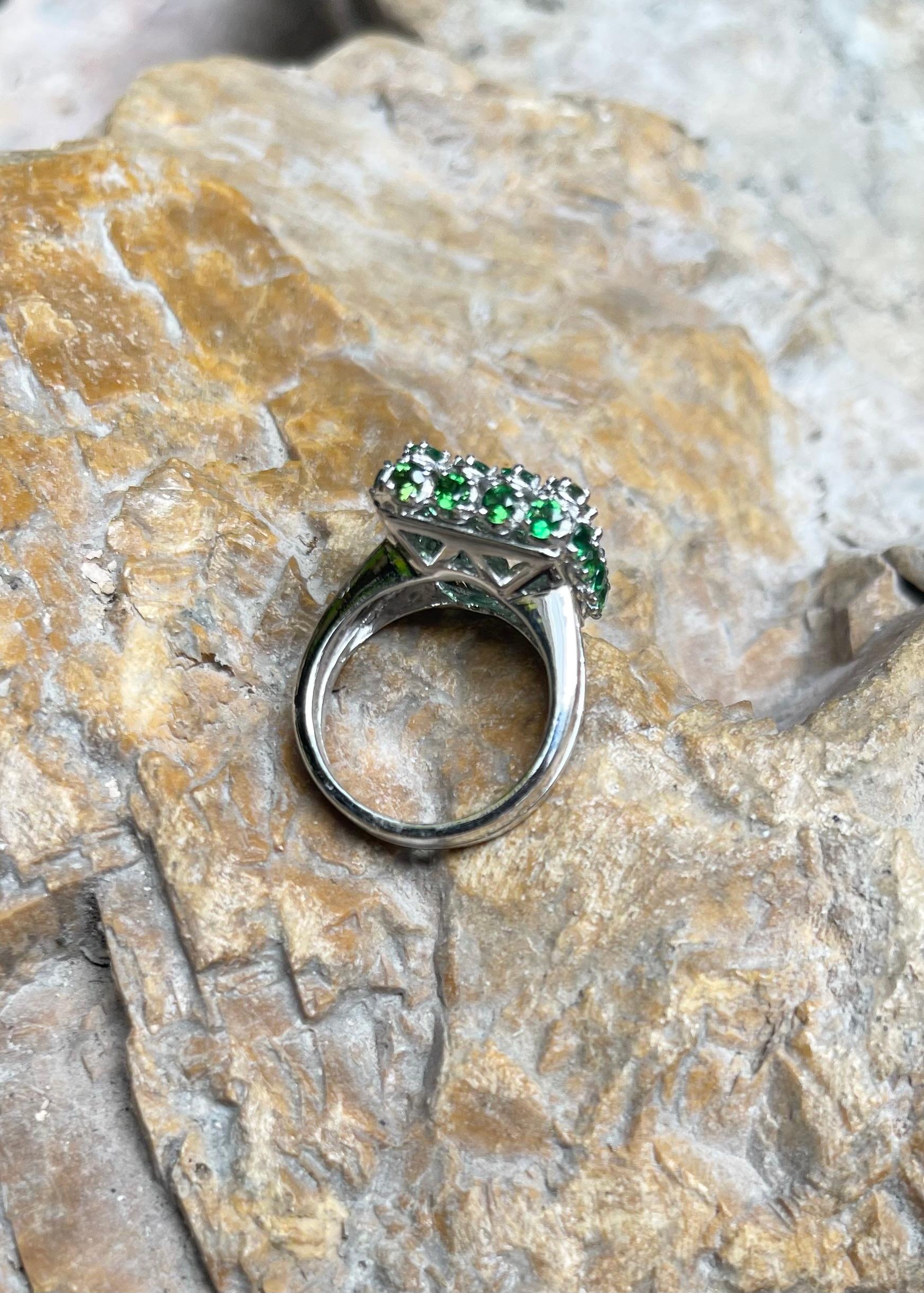 Bague en or blanc 18 carats ornée d'une tourmaline verte et d'un diamant en vente 9