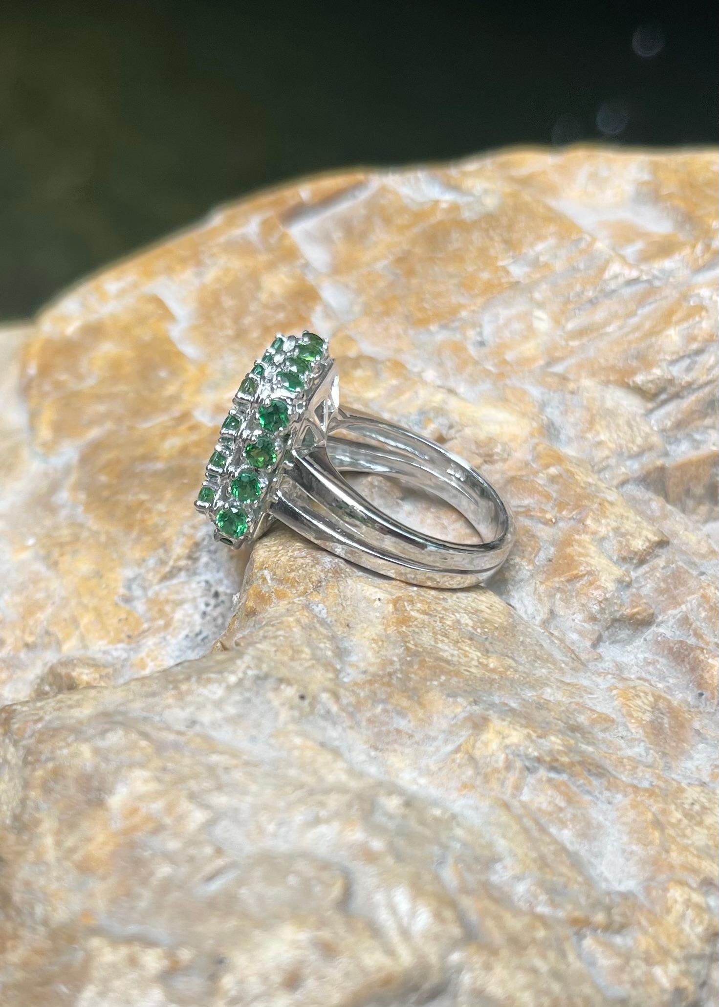 Bague en or blanc 18 carats ornée d'une tourmaline verte et d'un diamant en vente 10