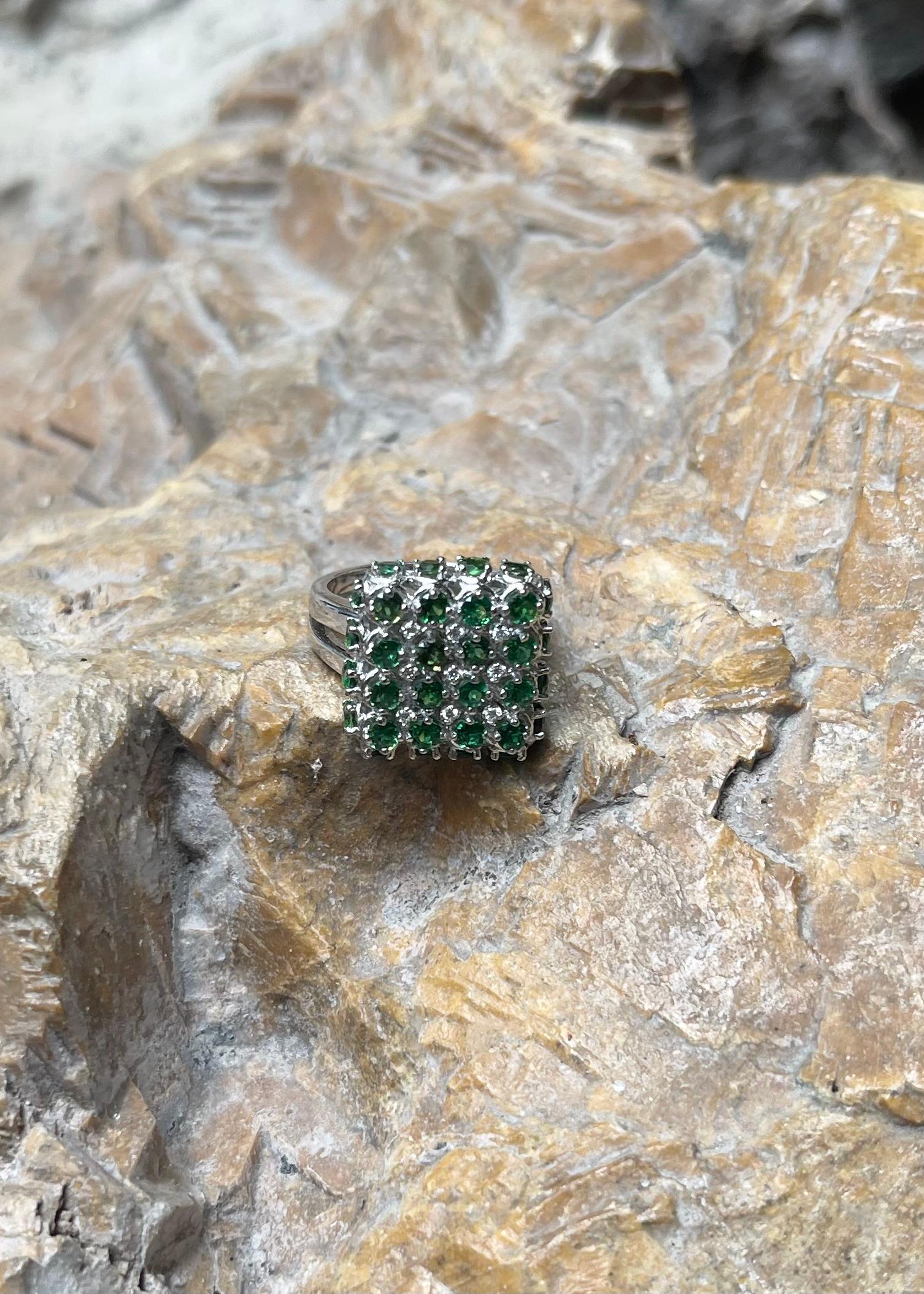 Bague en or blanc 18 carats ornée d'une tourmaline verte et d'un diamant en vente 11