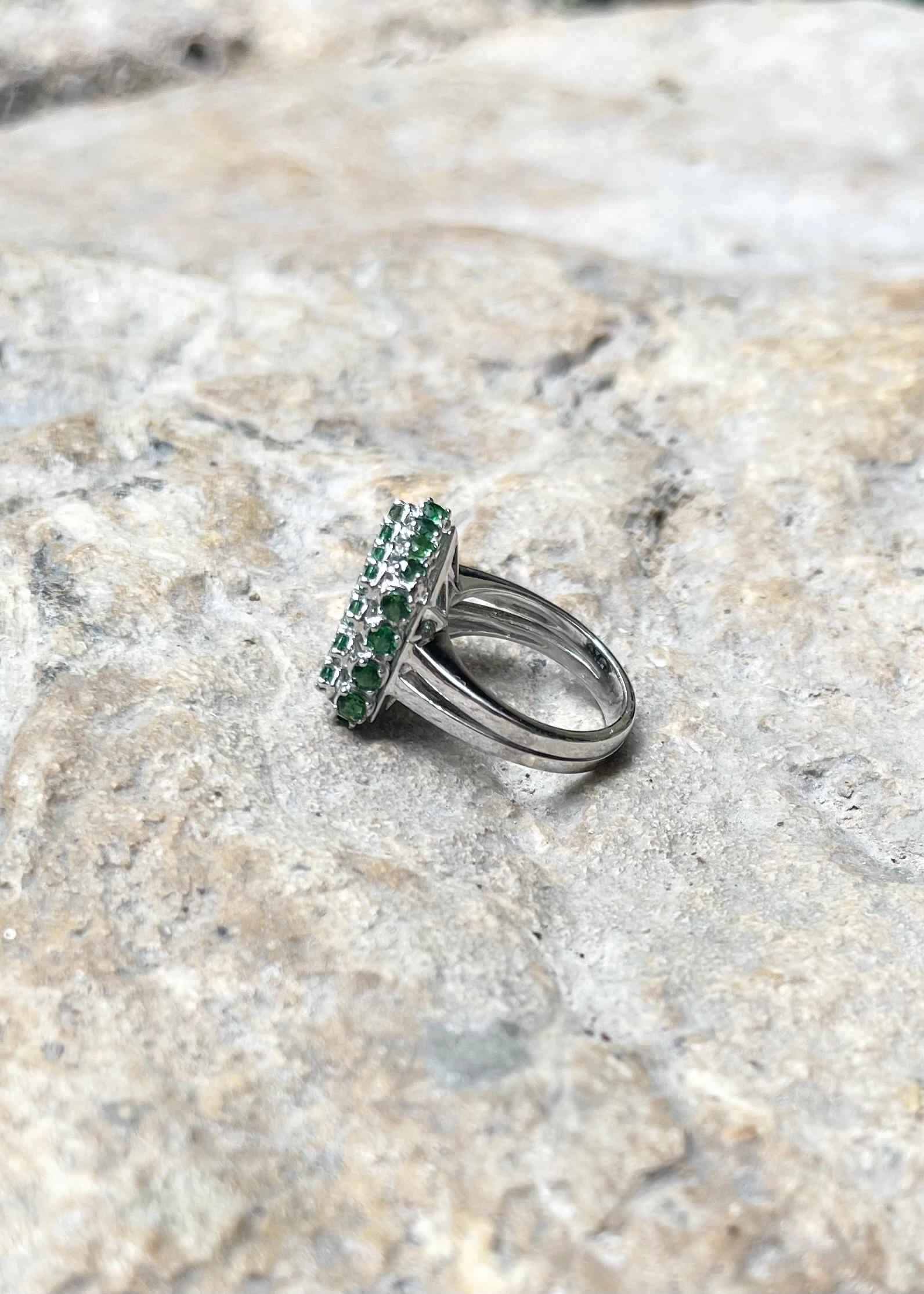 Bague en or blanc 18 carats ornée d'une tourmaline verte et d'un diamant en vente 12