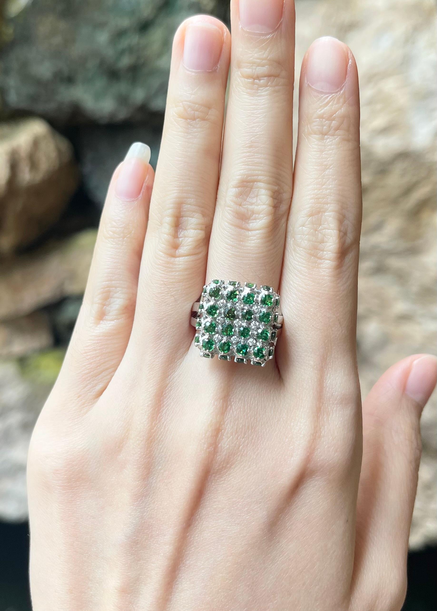 Tourmaline verte 2,40 carats et diamant 0,07 carat Bague en or blanc 18 carats

Largeur :  1.3 cm 
Longueur : 1.3 cm
Taille de l'anneau : 54
Poids total : 12,06 grammes

