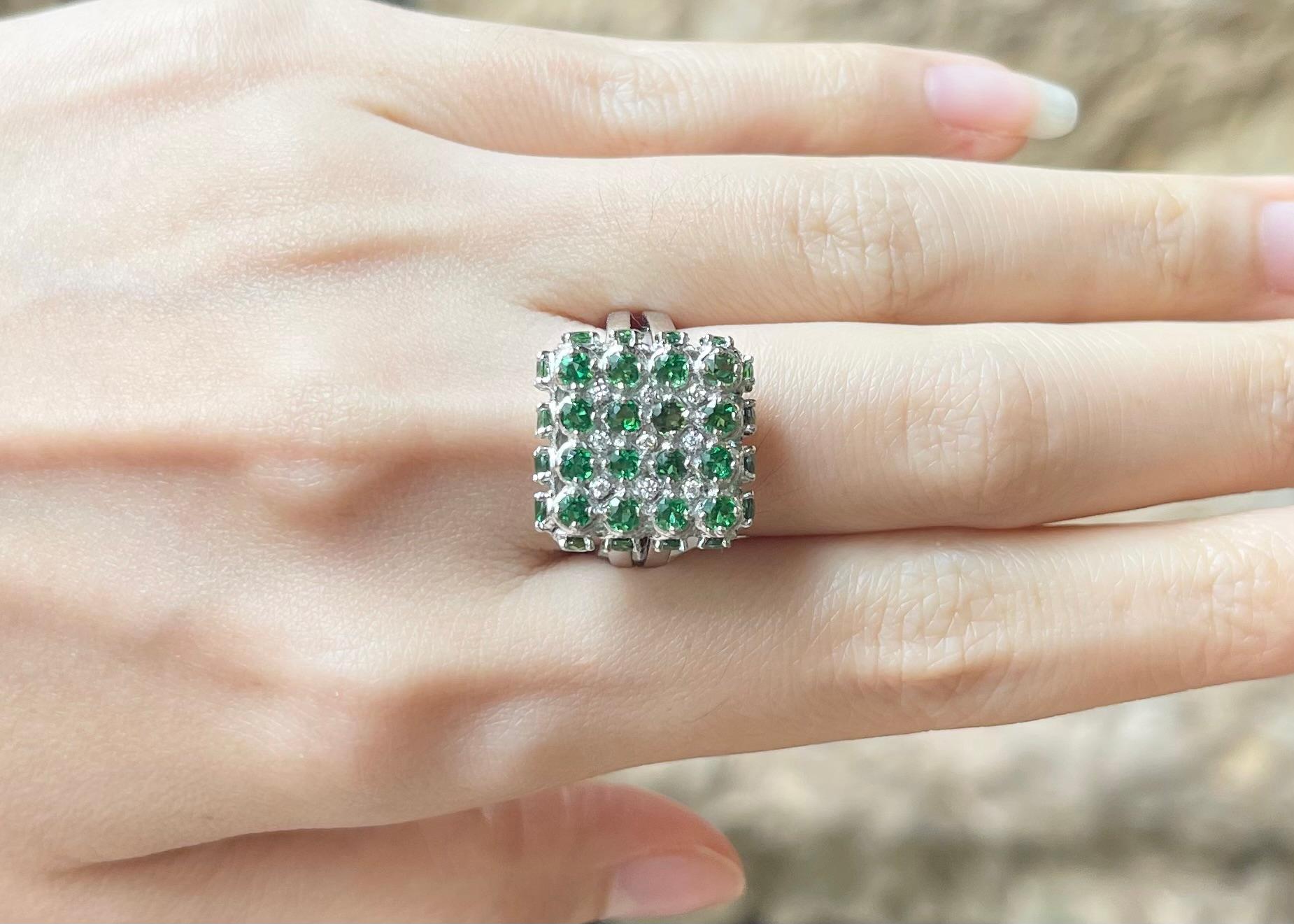 Contemporain Bague en or blanc 18 carats ornée d'une tourmaline verte et d'un diamant en vente