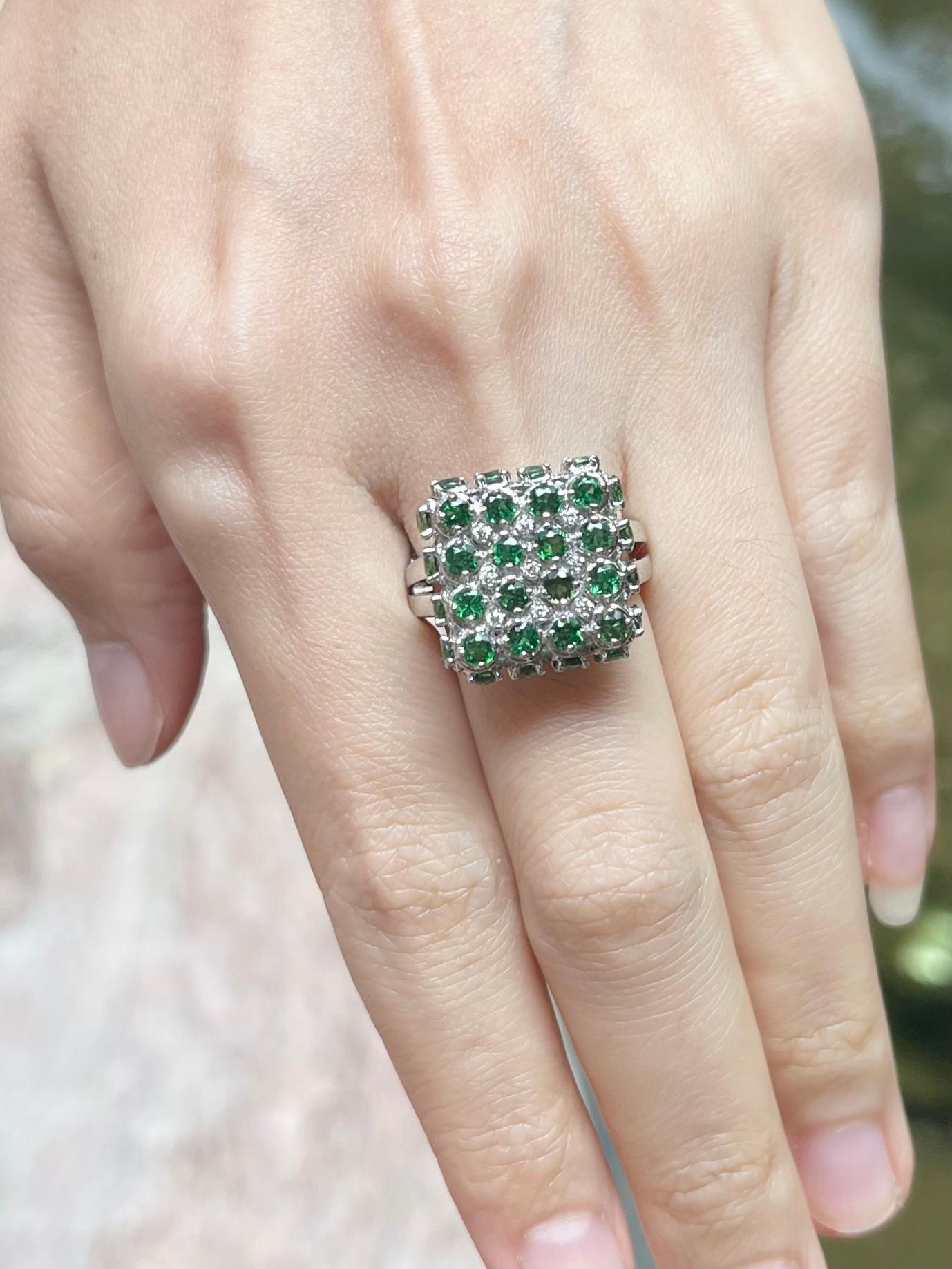 Taille ronde Bague en or blanc 18 carats ornée d'une tourmaline verte et d'un diamant en vente