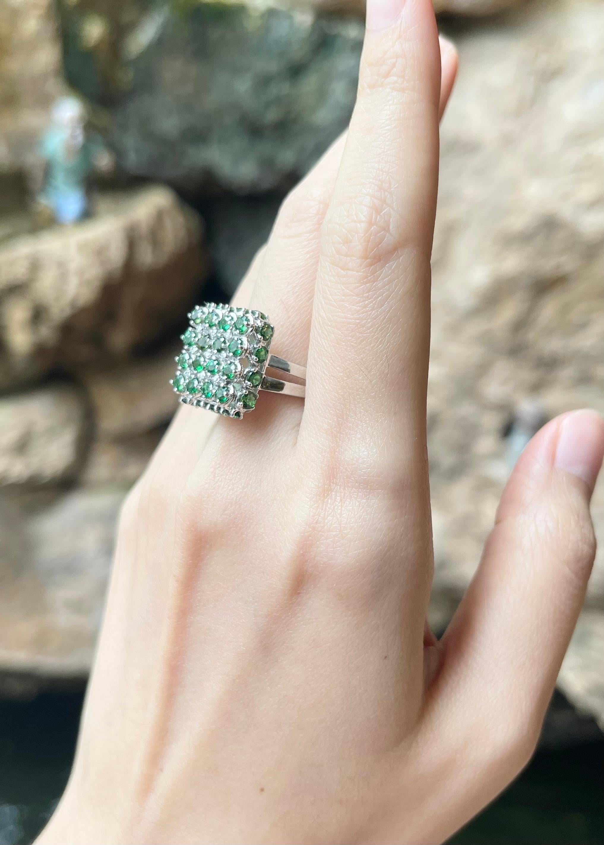 Bague en or blanc 18 carats ornée d'une tourmaline verte et d'un diamant Neuf - En vente à Bangkok, TH