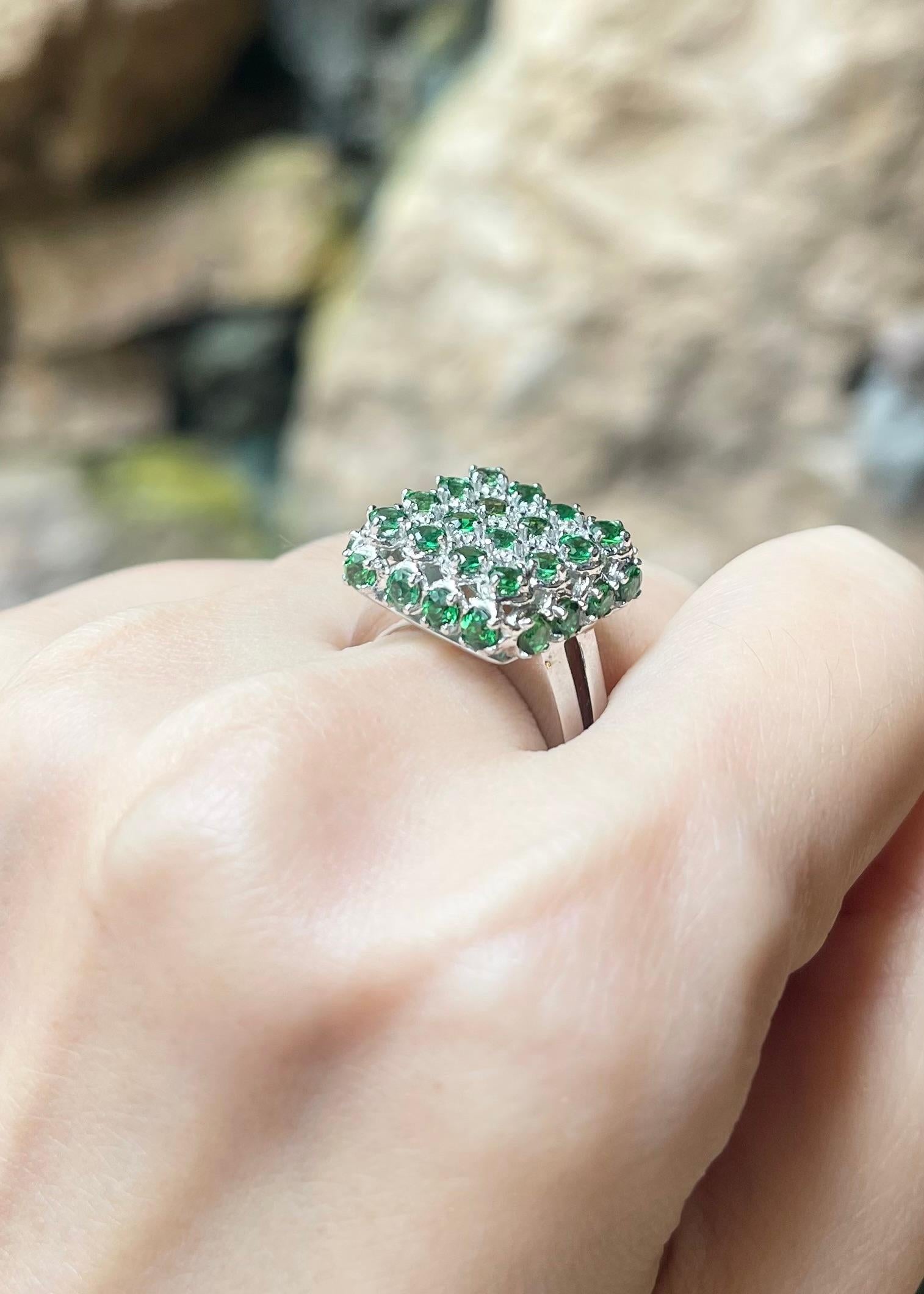 Bague en or blanc 18 carats ornée d'une tourmaline verte et d'un diamant Pour femmes en vente