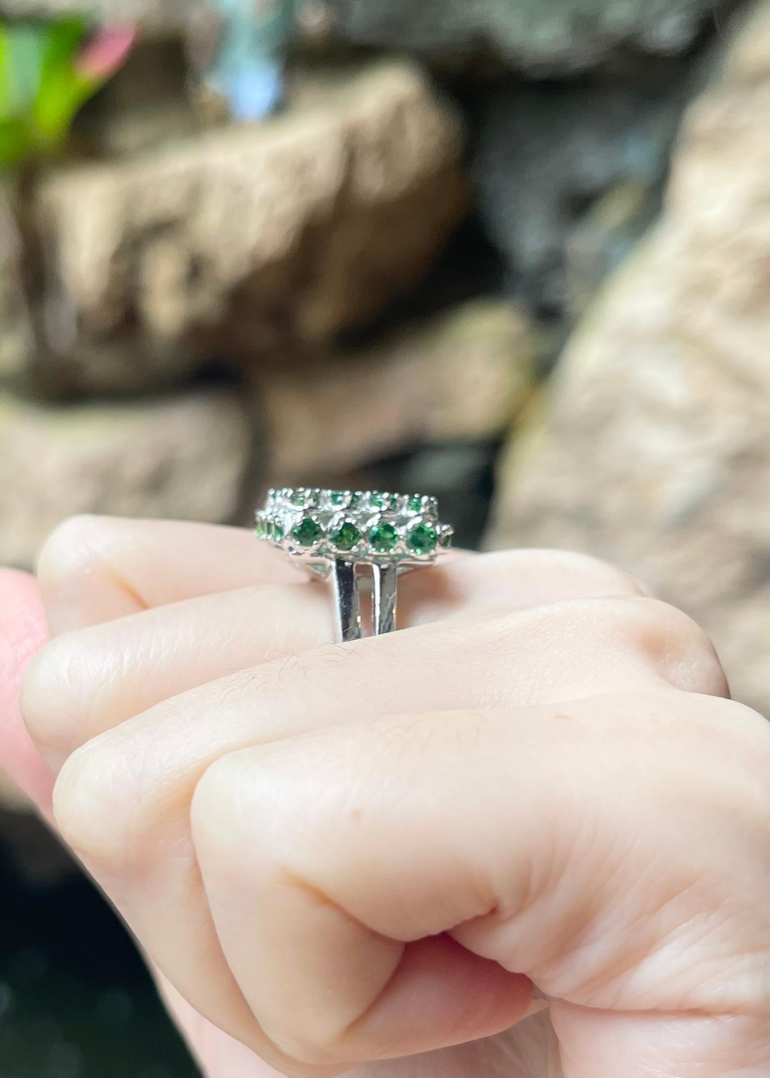 Bague en or blanc 18 carats ornée d'une tourmaline verte et d'un diamant en vente 1
