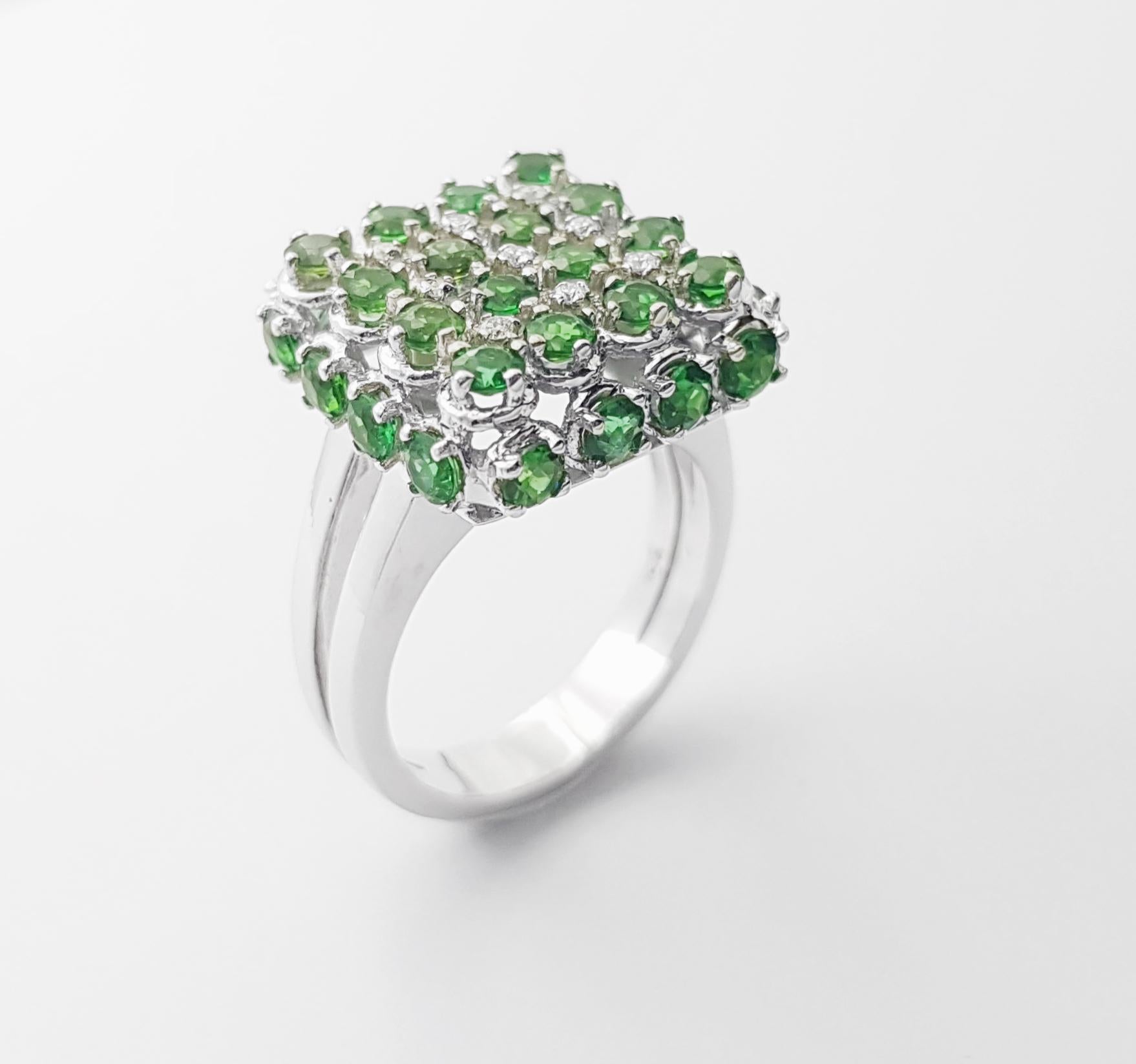 Bague en or blanc 18 carats ornée d'une tourmaline verte et d'un diamant en vente 2