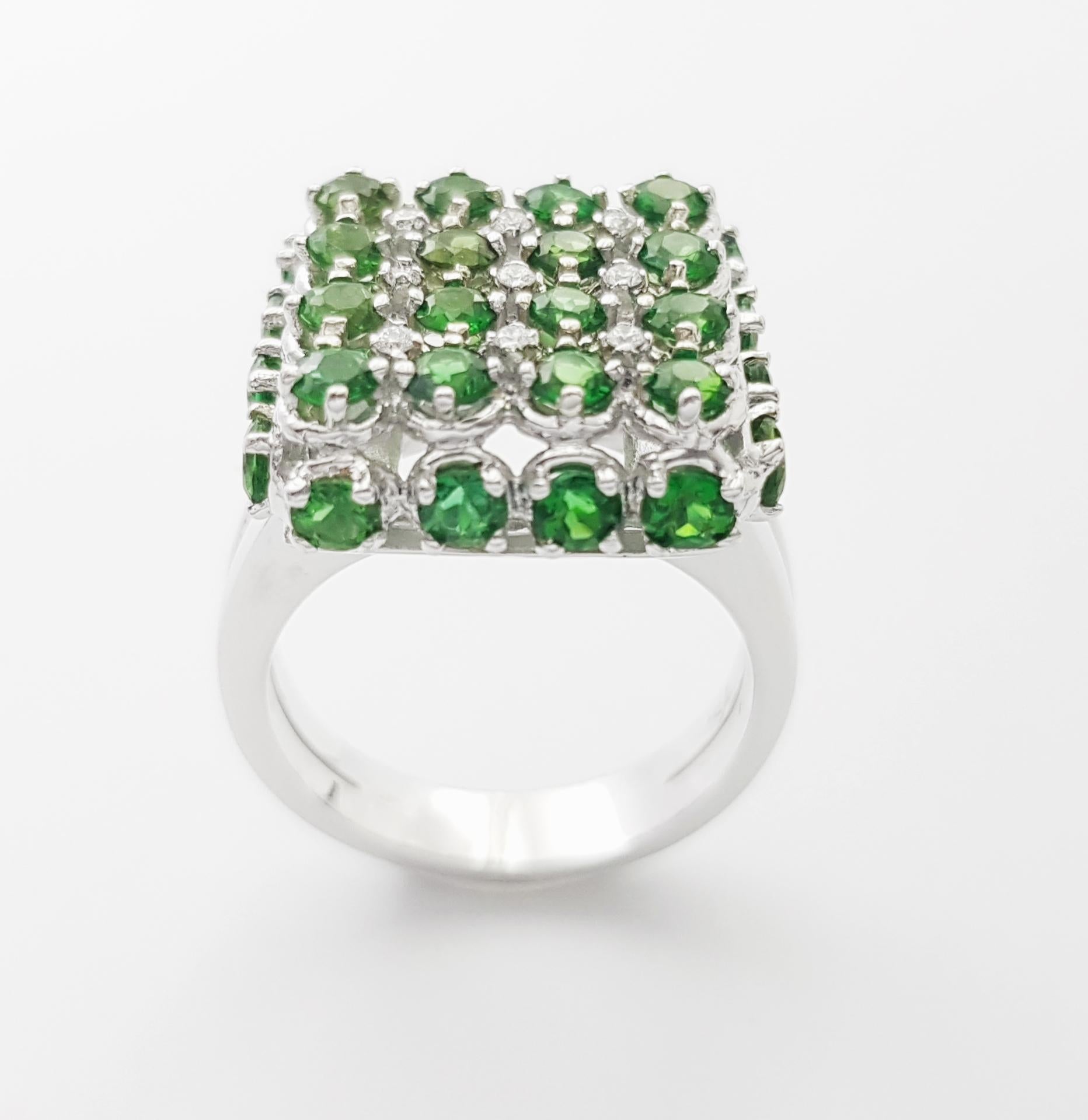 Bague en or blanc 18 carats ornée d'une tourmaline verte et d'un diamant en vente 3