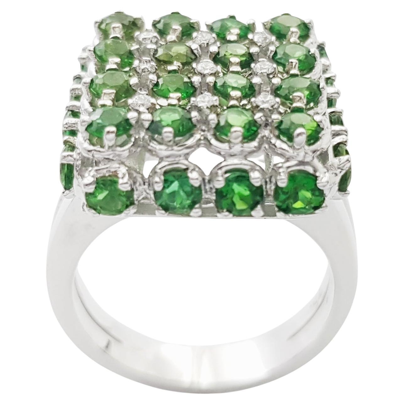 Bague en or blanc 18 carats ornée d'une tourmaline verte et d'un diamant en vente