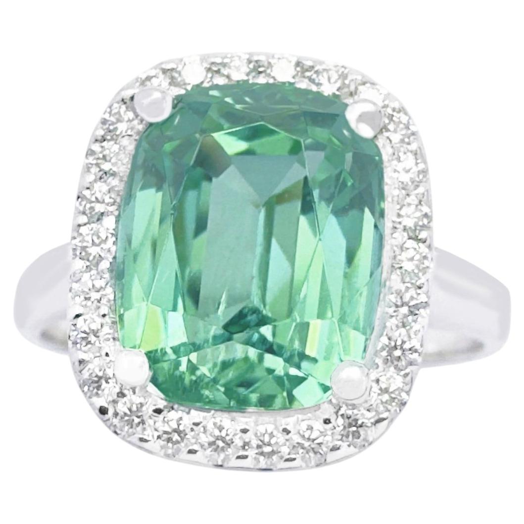 Grüner Turmalin mit Diamantring in 18K Weißgoldfassung