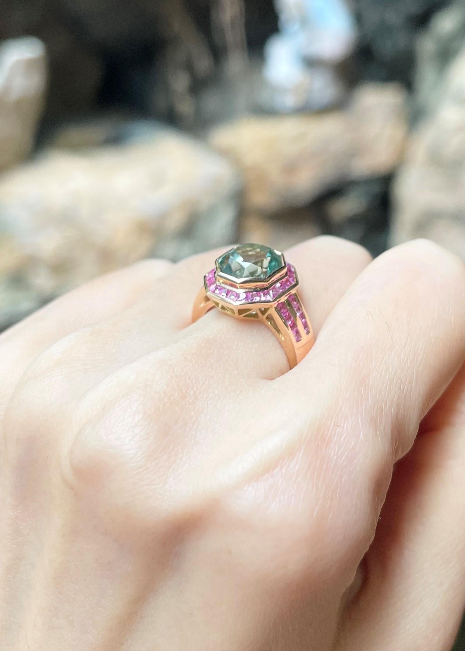 Contemporary Green Tourmaline with Pink Sapphire Ring set in 18K Rose Gold Settings For Sale