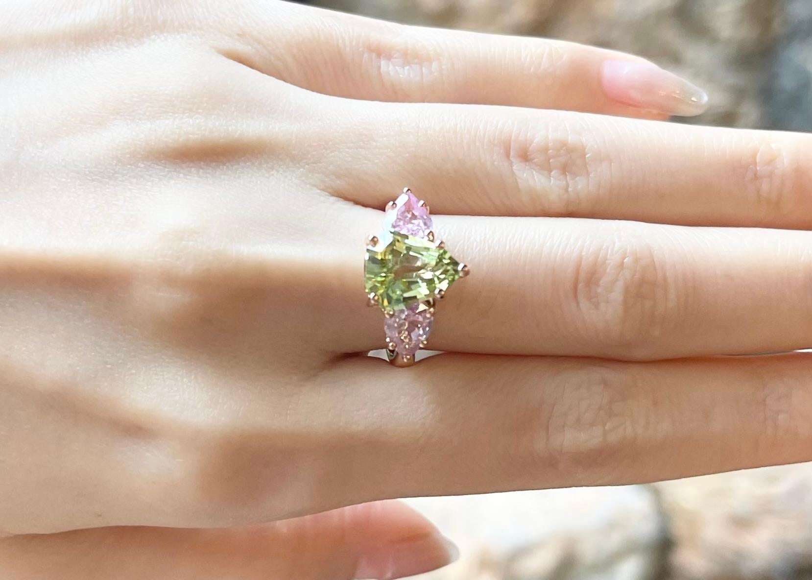 Contemporary Green Tourmaline with Pink Sapphire Ring set in 18K Rose Gold Settings For Sale