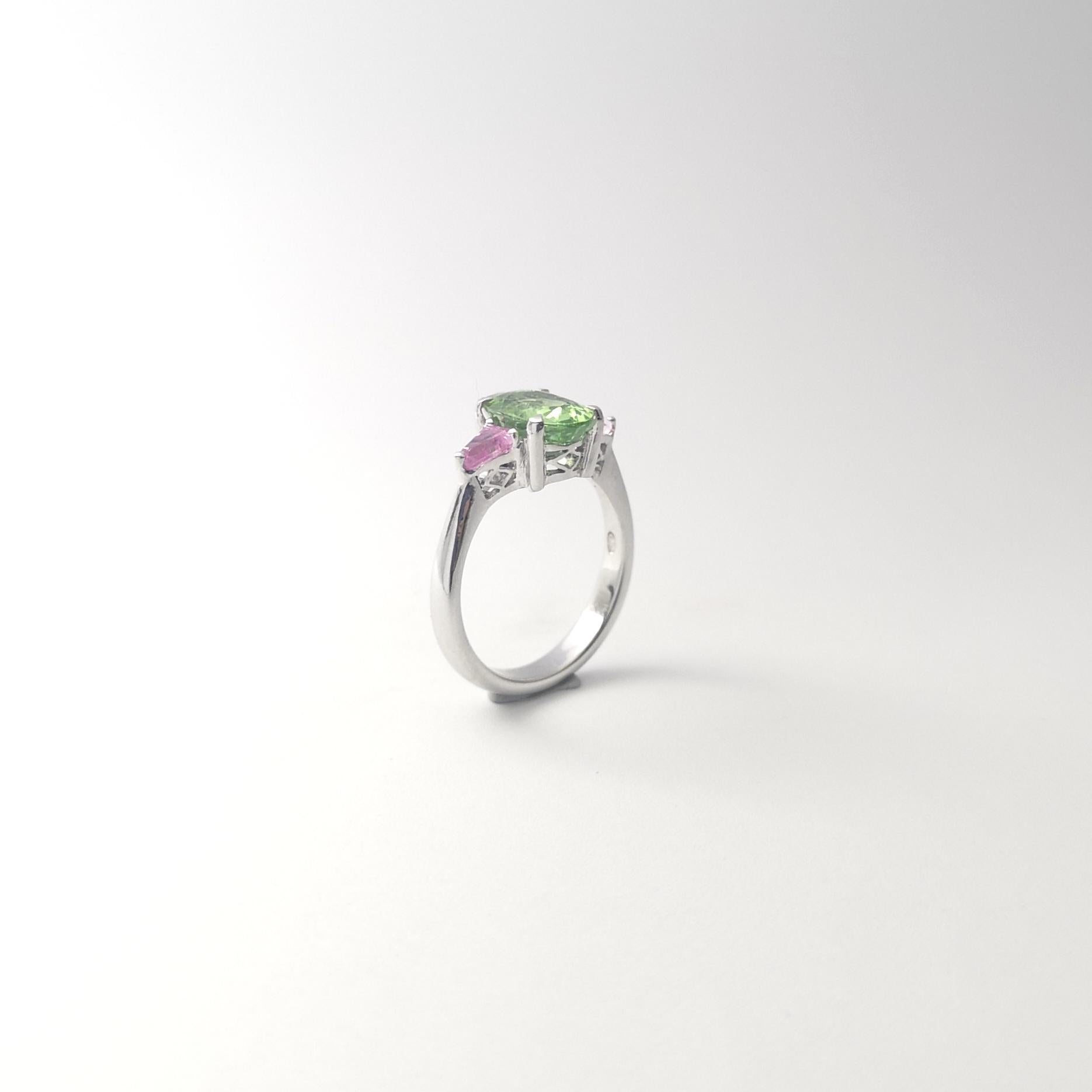 Bague en tourmaline verte et saphir rose sertie dans des montures en or blanc 18 carats en vente 6