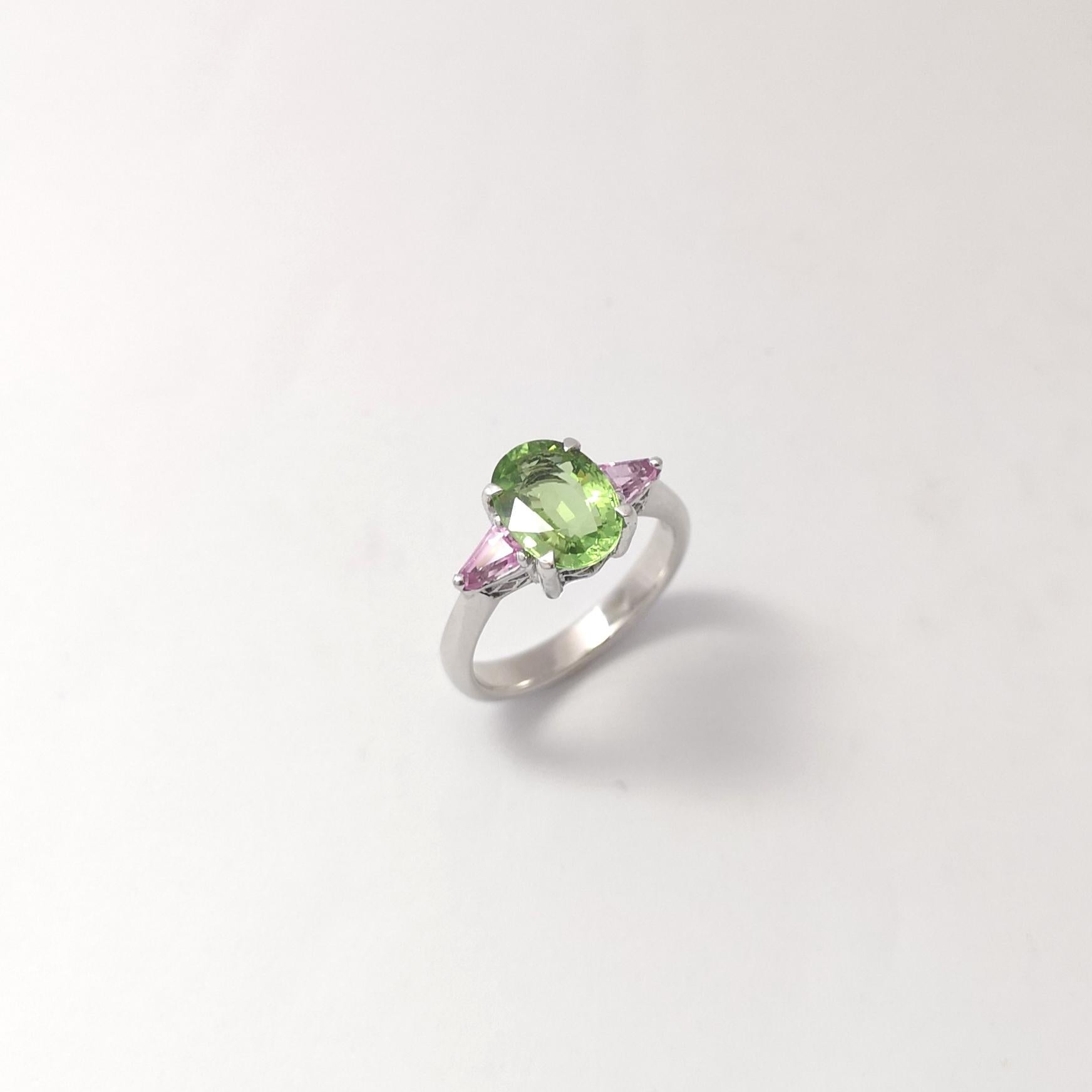 Bague en tourmaline verte et saphir rose sertie dans des montures en or blanc 18 carats en vente 7