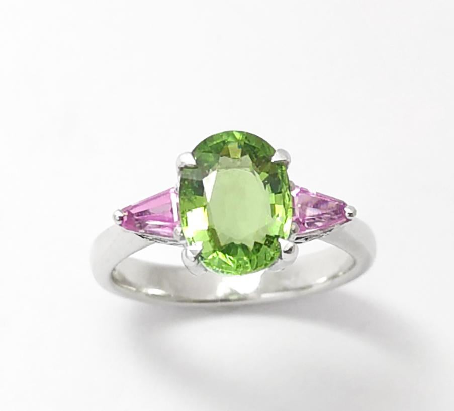 Bague en tourmaline verte et saphir rose sertie dans des montures en or blanc 18 carats en vente 8