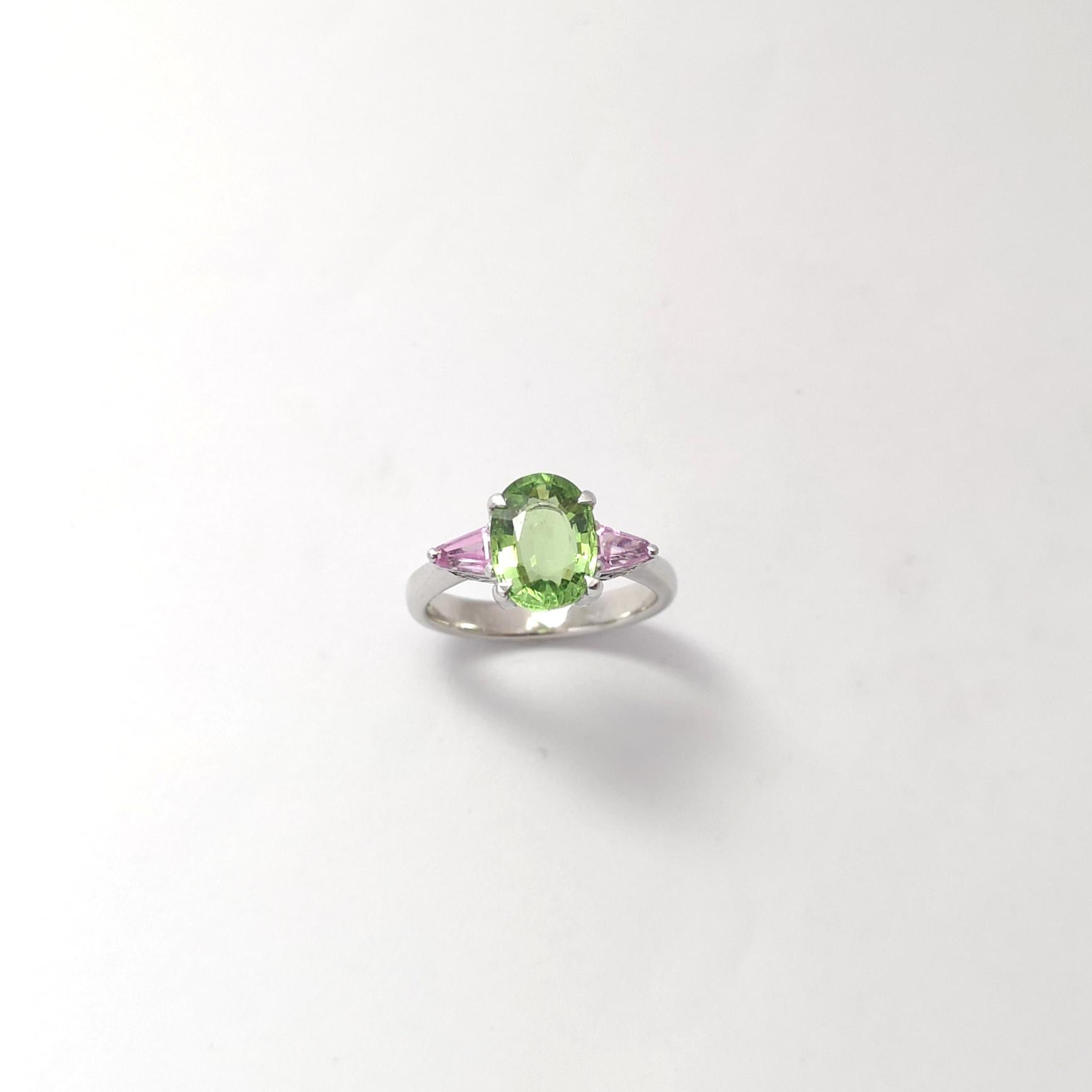 Bague en tourmaline verte et saphir rose sertie dans des montures en or blanc 18 carats en vente 9