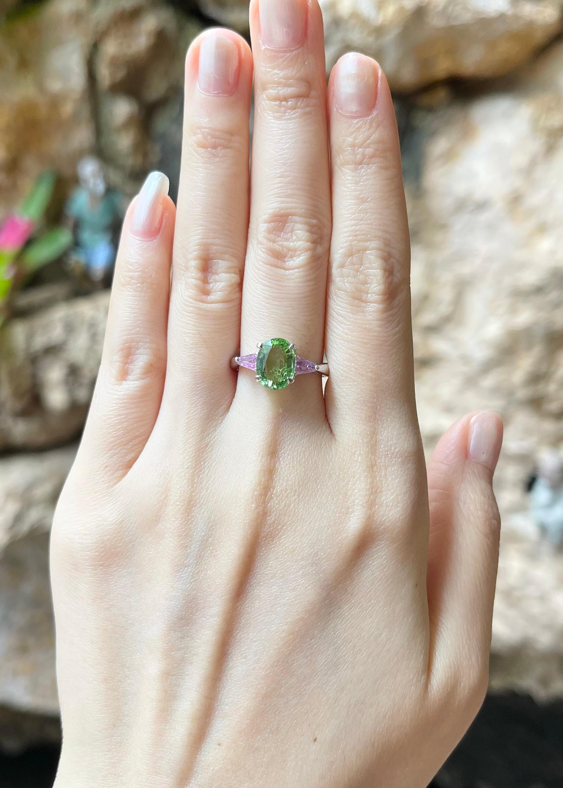 Tourmaline verte 2,18 carats et saphir rose 0,68 carat Bague en or blanc 18 carats

Largeur :  1.6 cm 
Longueur : 1.0 cm
Taille de l'anneau : 53
Poids total : 5,18 grammes

