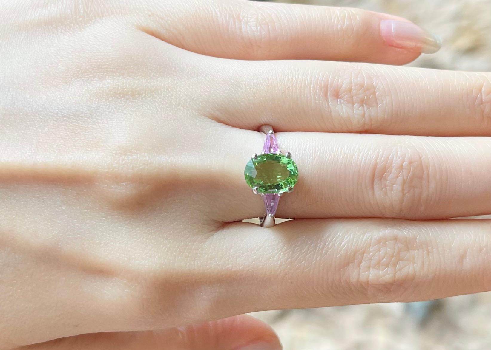 Contemporain Bague en tourmaline verte et saphir rose sertie dans des montures en or blanc 18 carats en vente