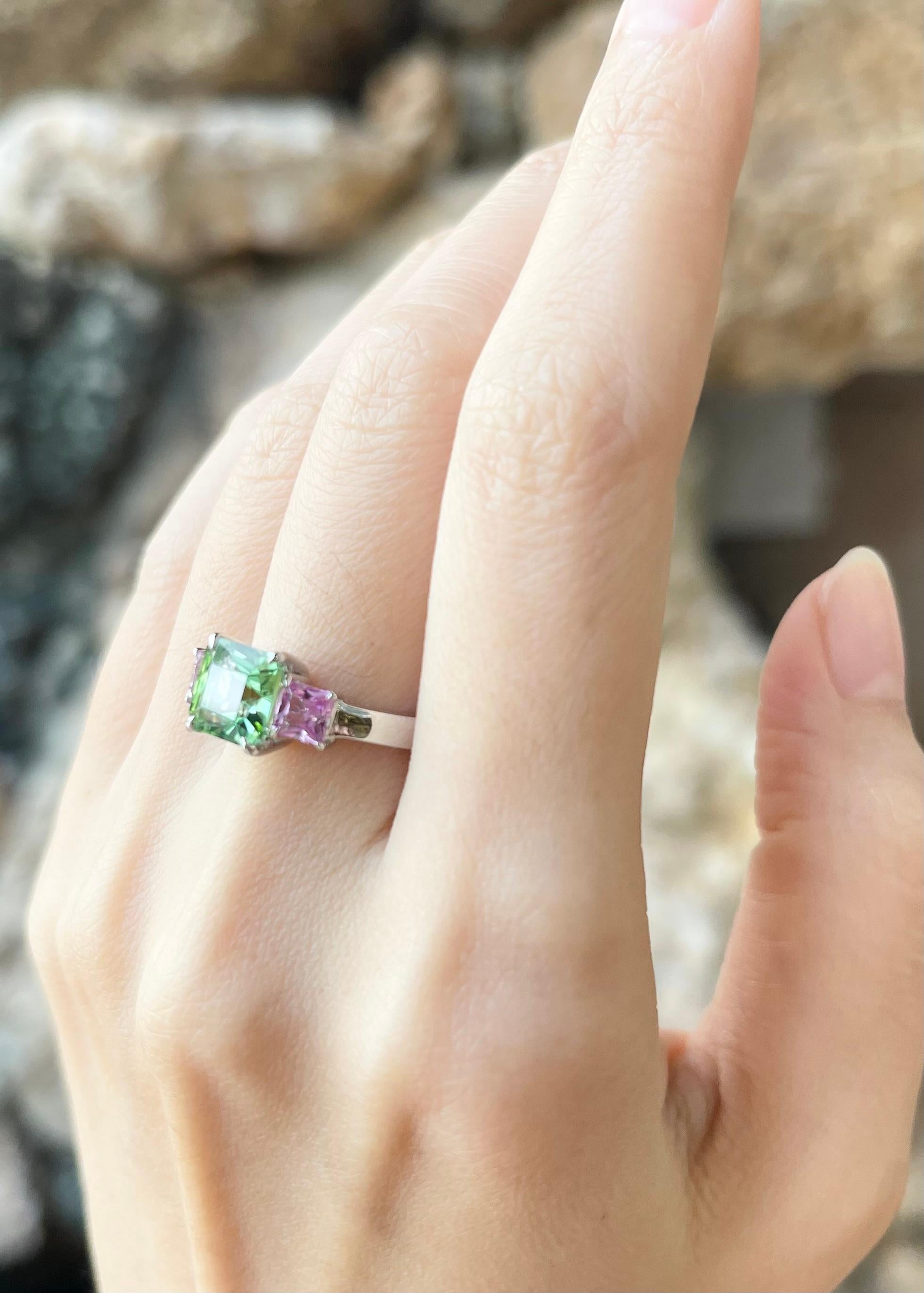 Green Tourmaline with Pink Sapphire Ring set in 18K White Gold Settings In New Condition For Sale In Bangkok, TH