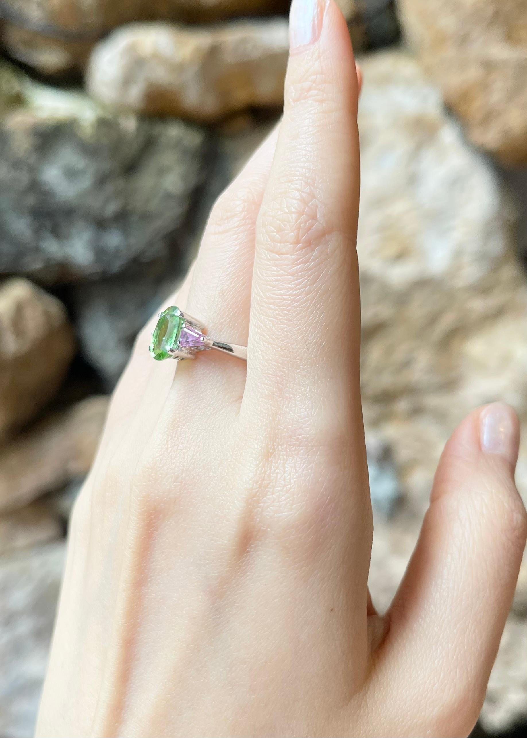 Bague en tourmaline verte et saphir rose sertie dans des montures en or blanc 18 carats Neuf - En vente à Bangkok, TH