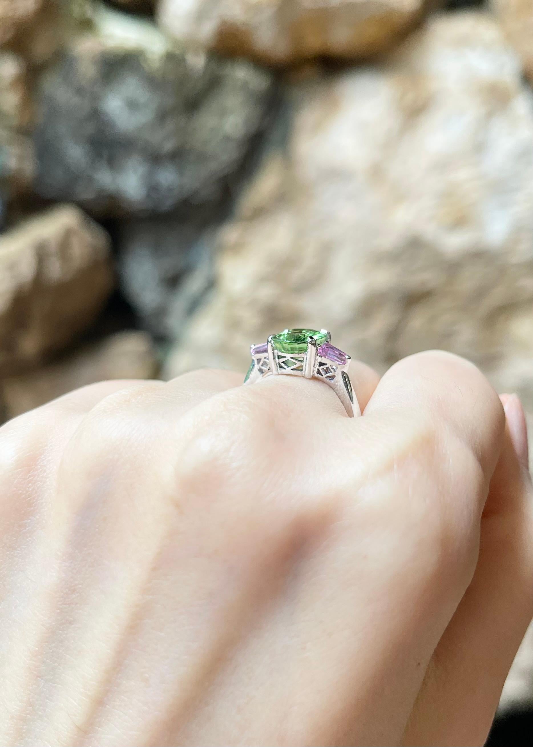 Bague en tourmaline verte et saphir rose sertie dans des montures en or blanc 18 carats Pour femmes en vente