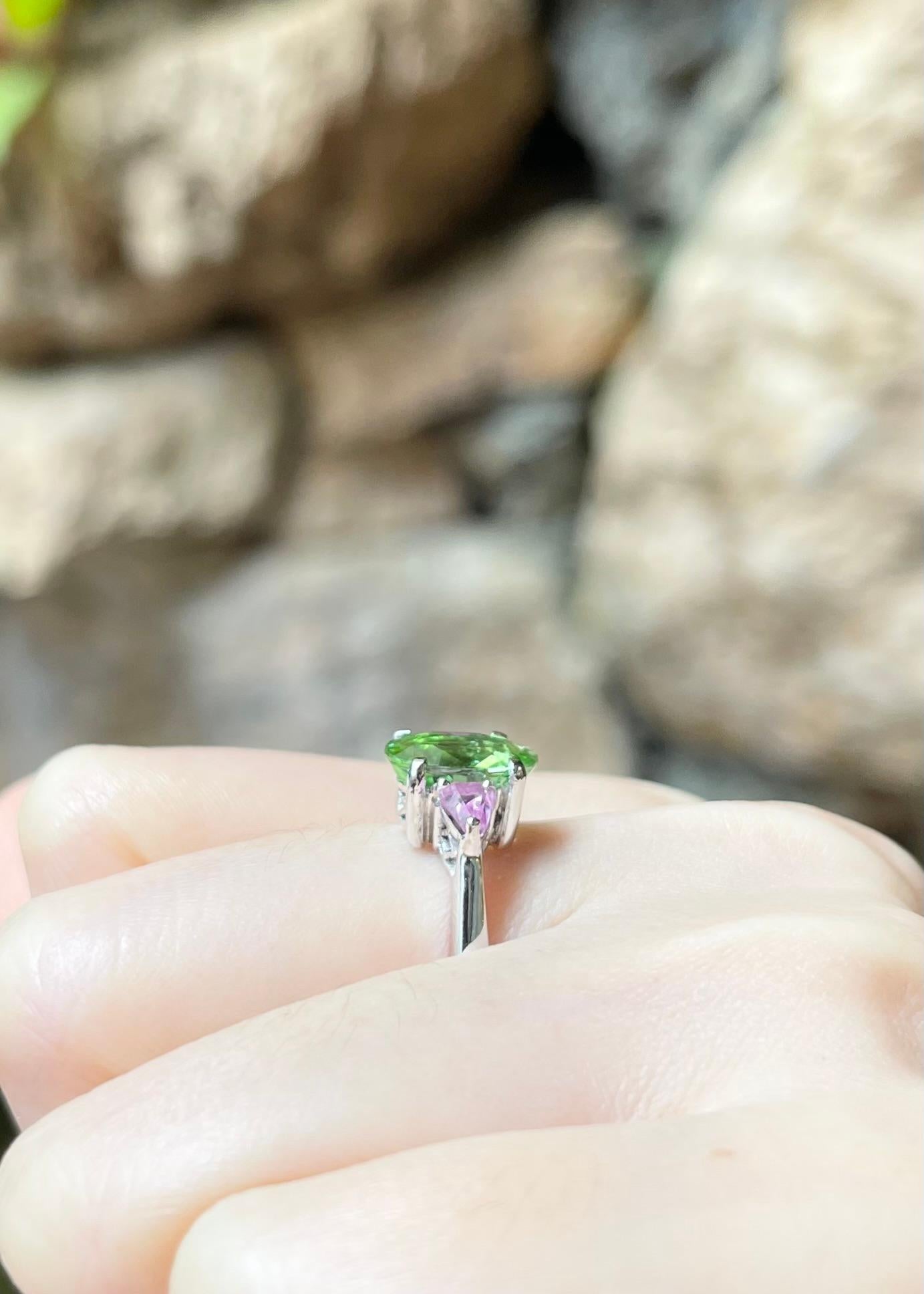 Bague en tourmaline verte et saphir rose sertie dans des montures en or blanc 18 carats en vente 1