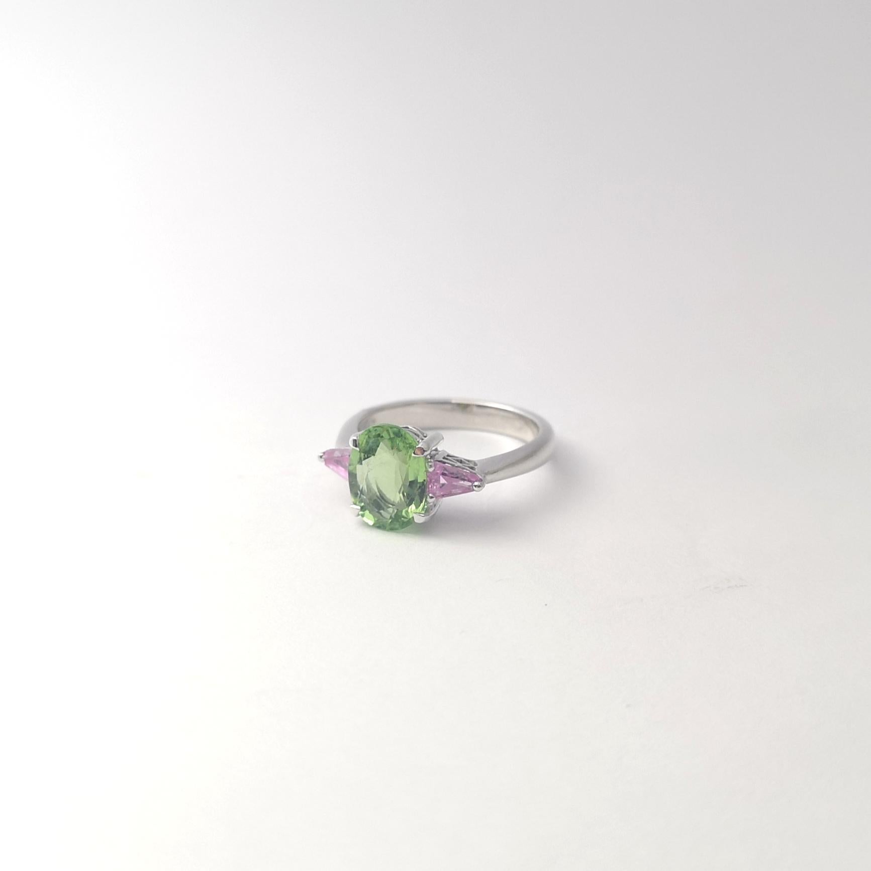 Bague en tourmaline verte et saphir rose sertie dans des montures en or blanc 18 carats en vente 2