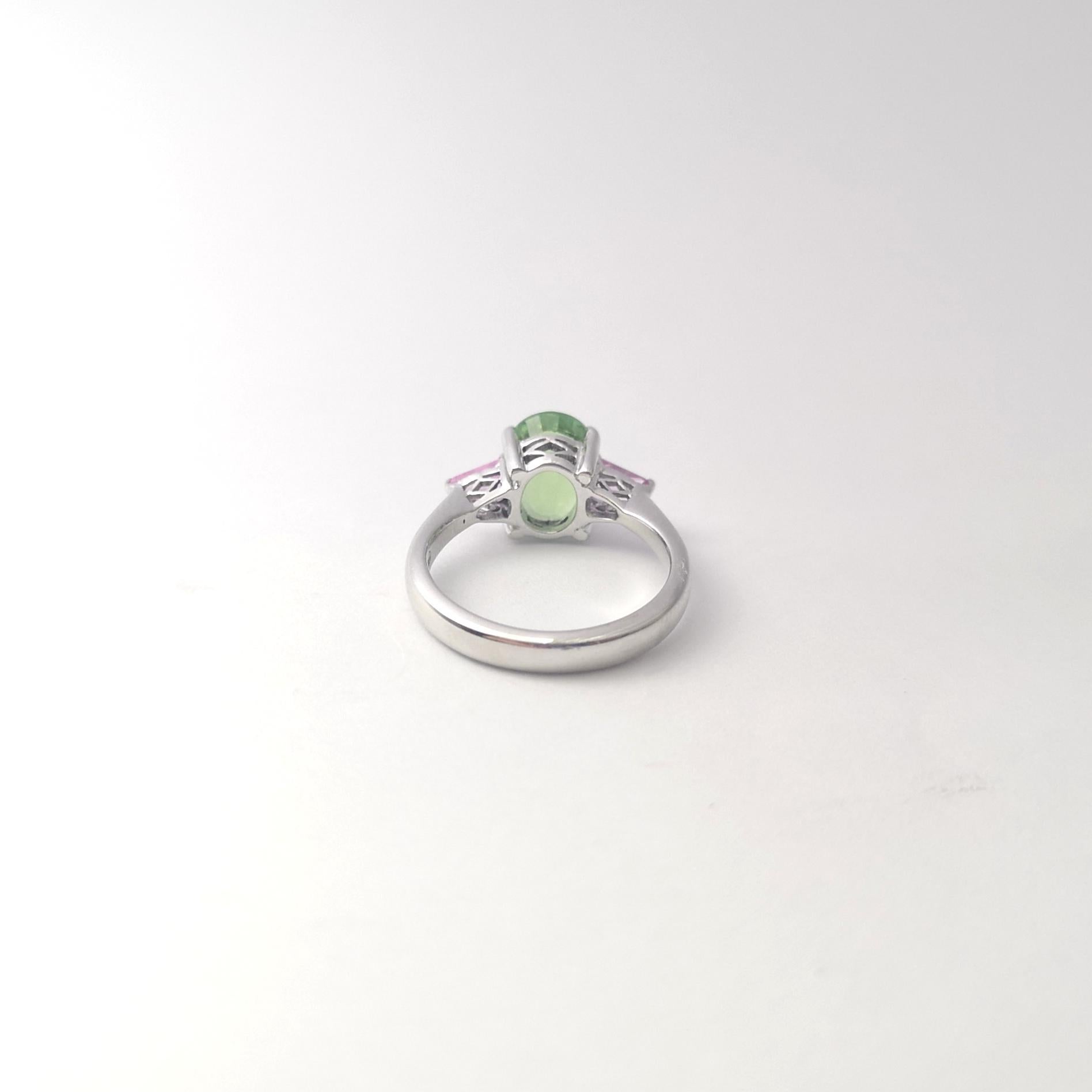 Bague en tourmaline verte et saphir rose sertie dans des montures en or blanc 18 carats en vente 3