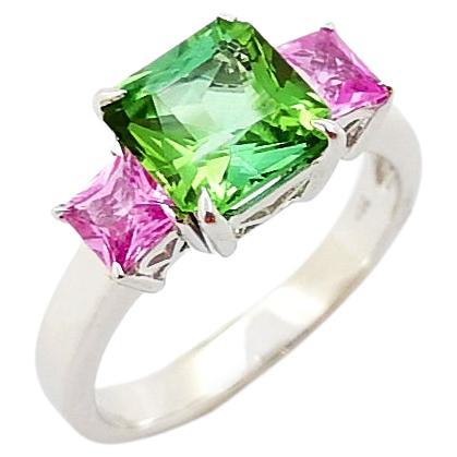 Bague en tourmaline verte et saphir rose sertie dans des montures en or blanc 18 carats