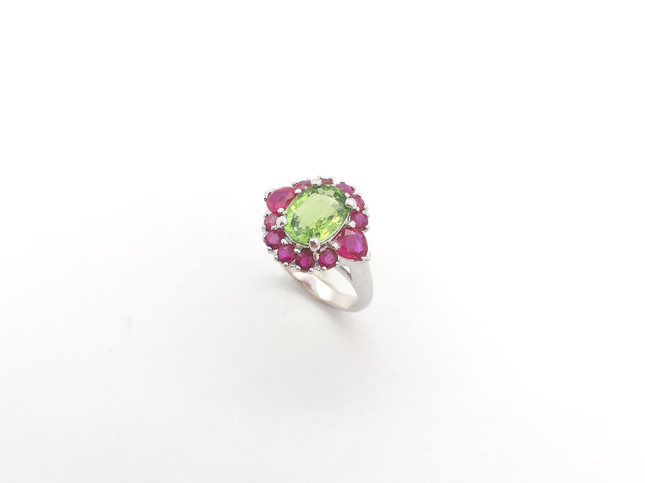 Bague en platine 950 sertie d'une tourmaline verte et d'un rubis en vente 11