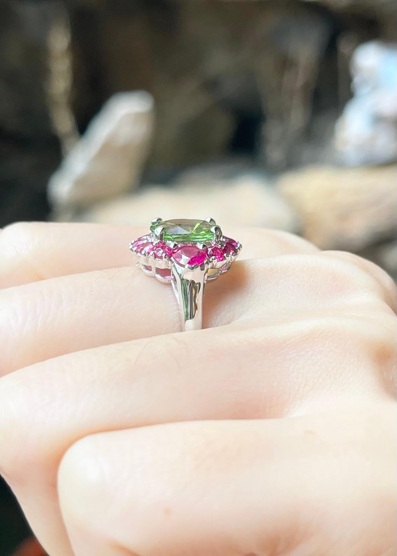 Bague en platine 950 sertie d'une tourmaline verte et d'un rubis en vente 2