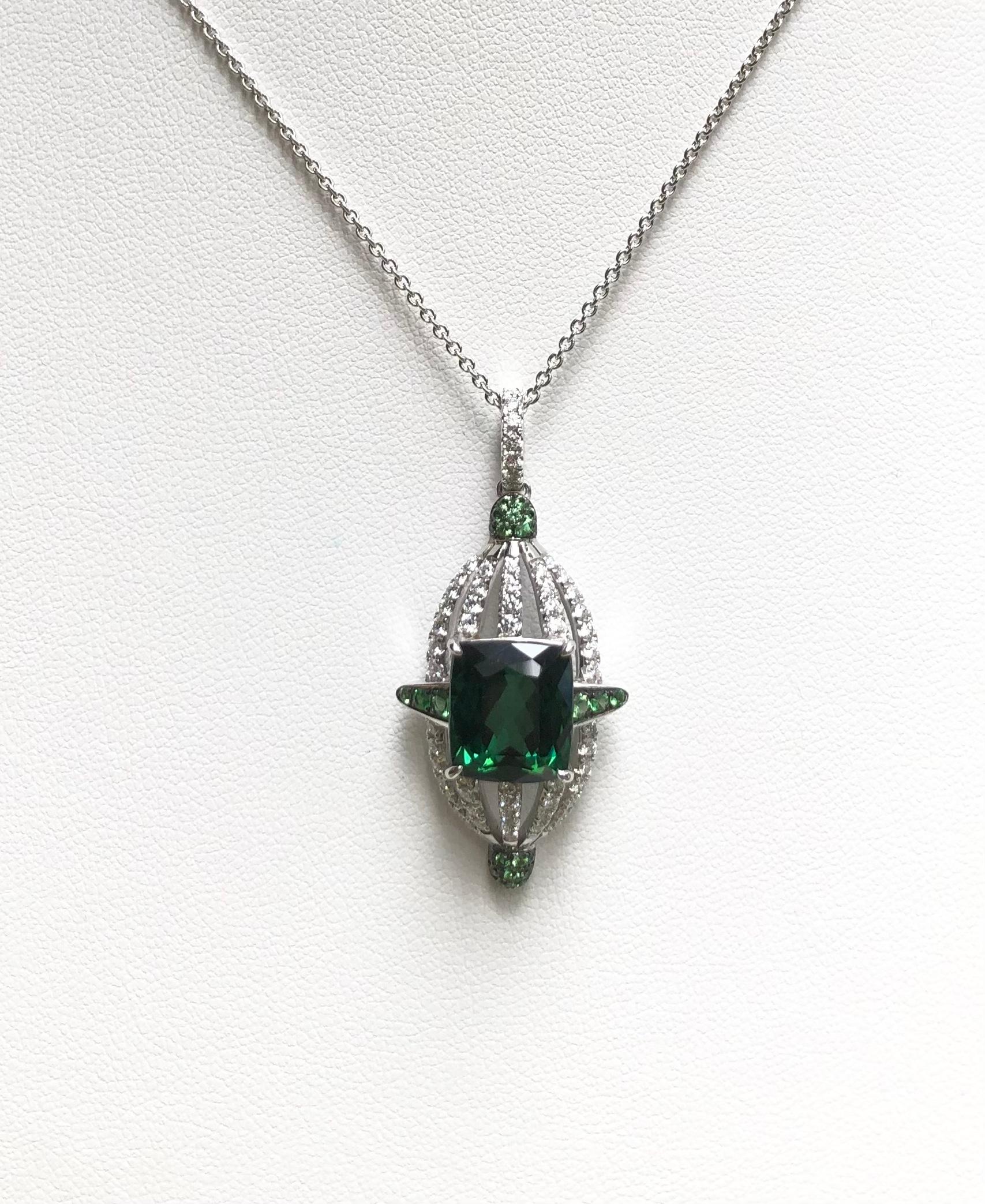 Tourmaline verte 5.55 carats avec Tsavorite 0.30 carat et Diamant 0.58 carat Pendentif en or blanc 18 carats
(chaîne non incluse)

Largeur : 1.9 cm 
Longueur : 4.1 cm
Poids total : 6,38 grammes

