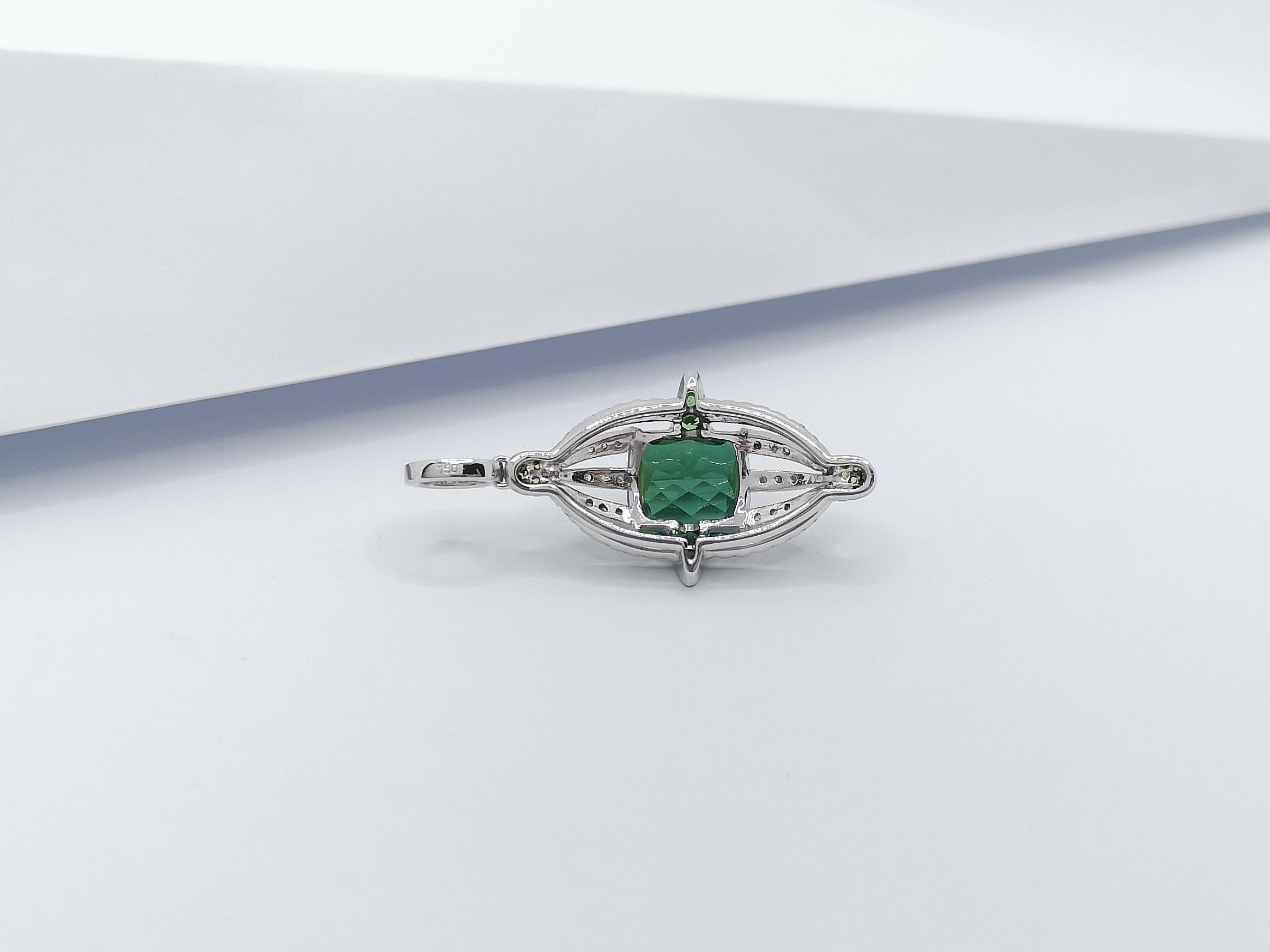 Pendentif en or blanc 18 carats serti de tourmaline verte, tsavorite et diamants en vente 1