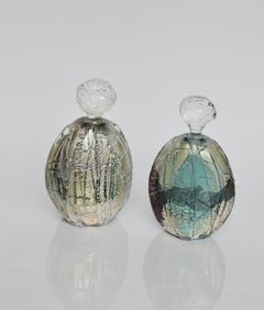 Bottiglia di profumo a strascico verde di James Carcass Glass Artist per VUUV Works