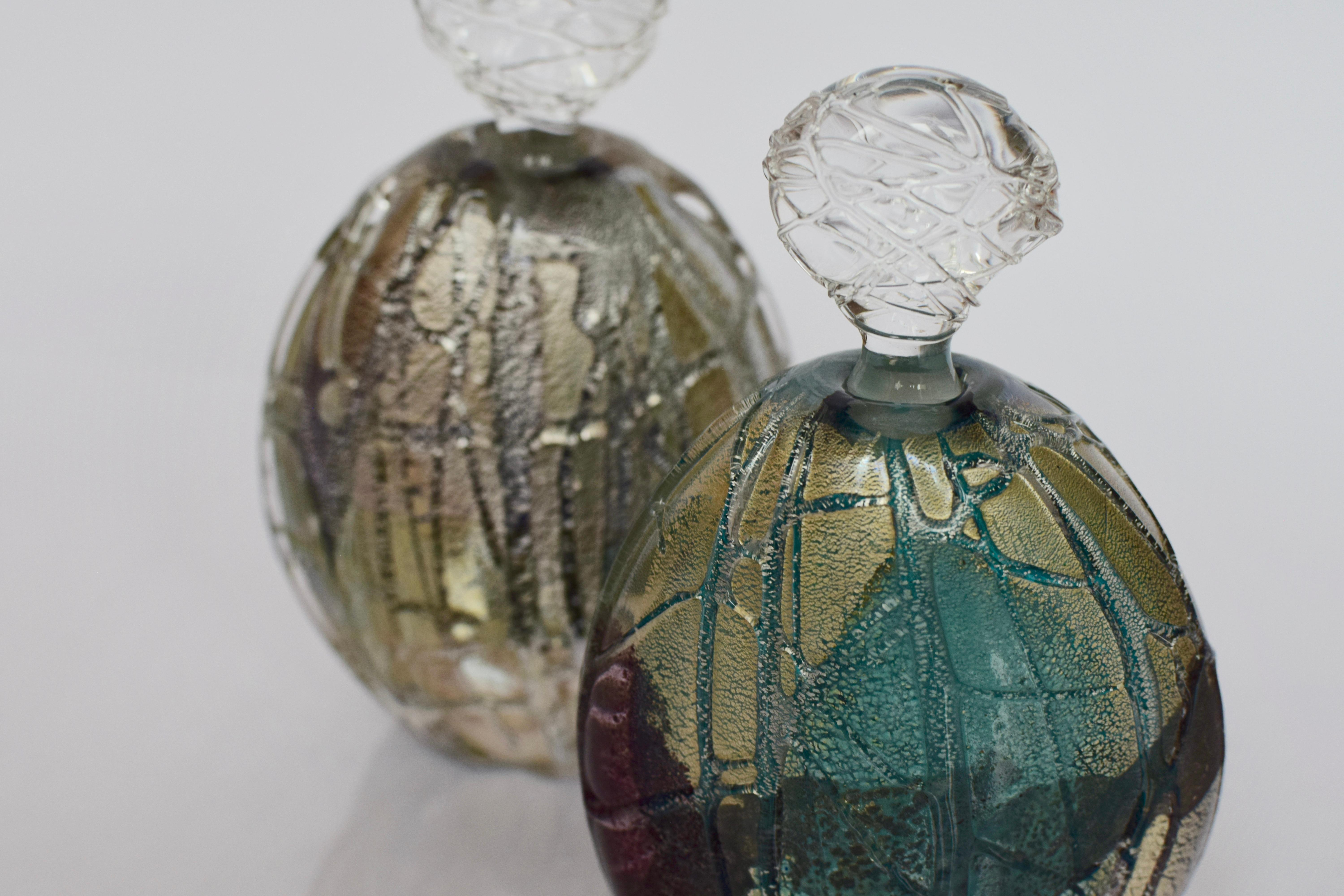 Ungherese Bottiglia di profumo a strascico verde di James Carcass Glass Artist per VUUV Works in vendita