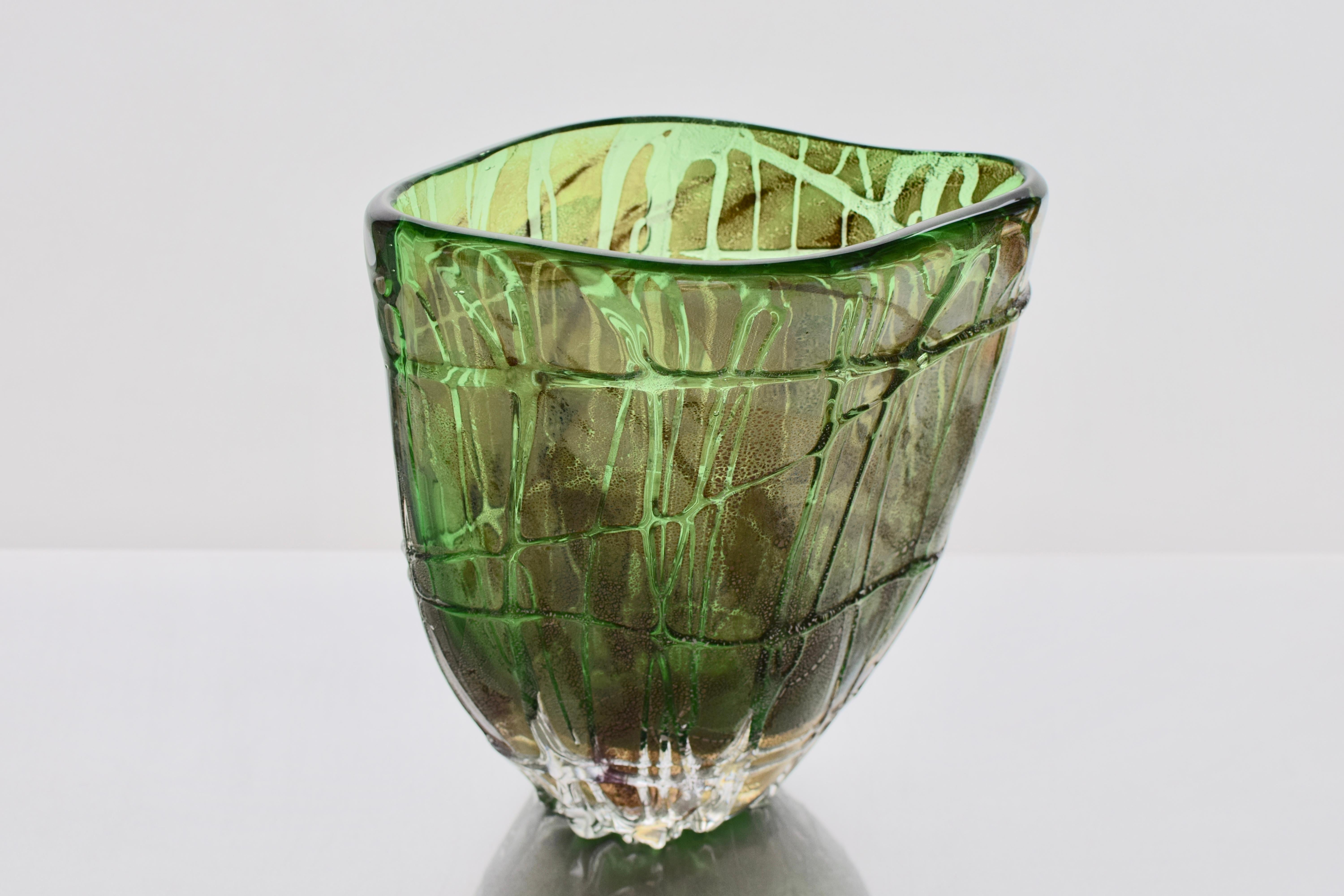 Organico moderno Vaso verde a strascico di James Carcass Glass Artist per VUUV Works in vendita