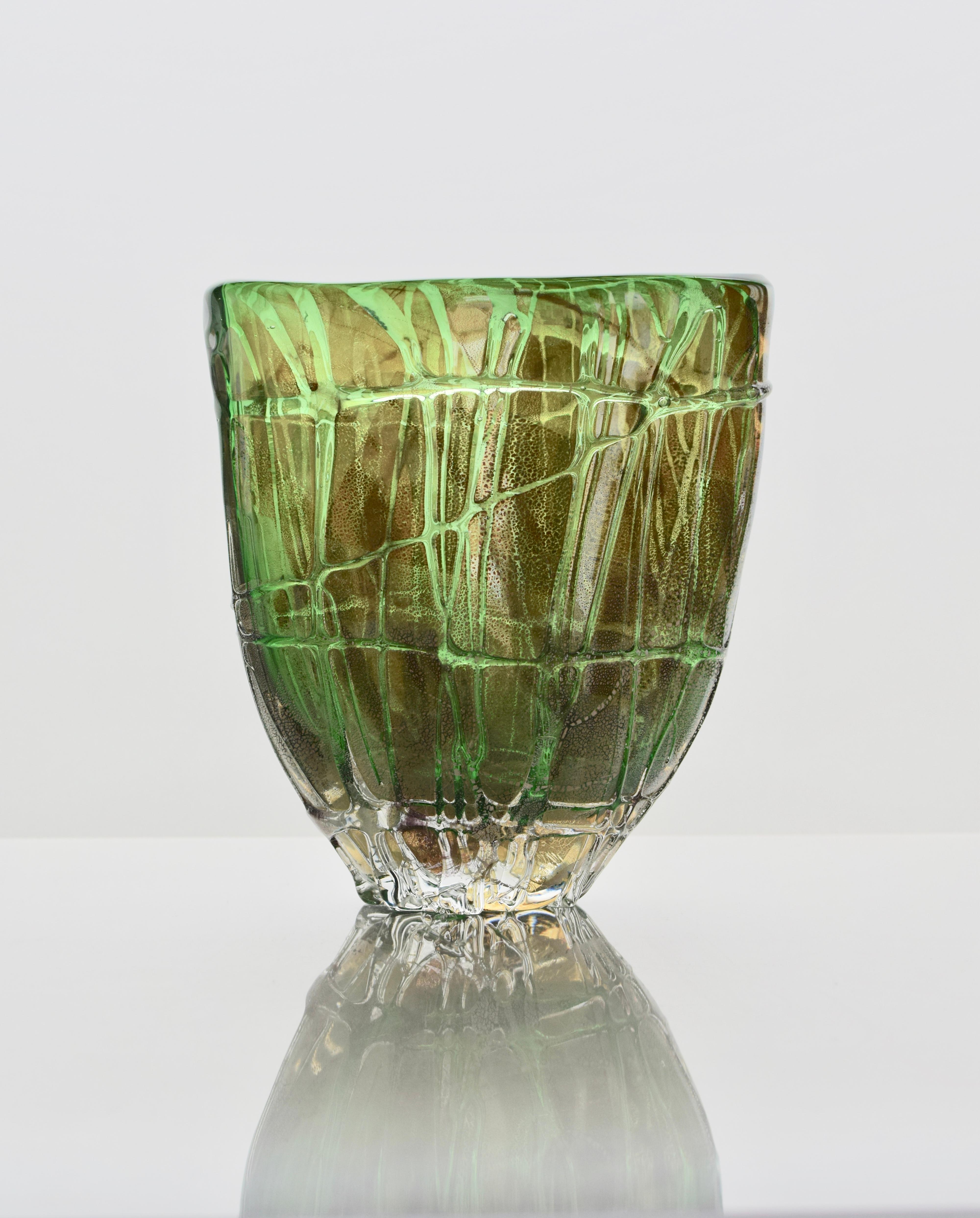 XXI secolo e contemporaneo Vaso verde a strascico di James Carcass Glass Artist per VUUV Works in vendita