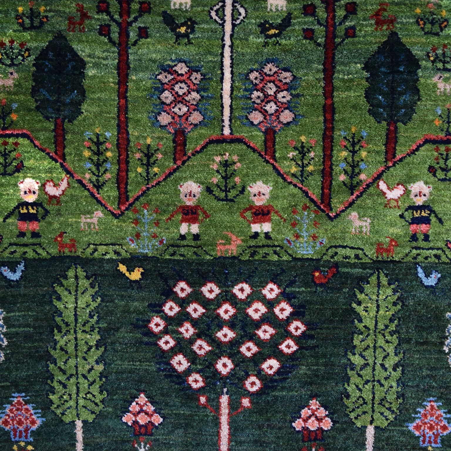 Dieser in der Region Gaschgai gewebte Teppich aus reiner Wolle mit den Maßen 3' x 5' ist ein eindrucksvolles Beispiel für Stammeskunst und zeigt einen grünen Wandteppich, der die Essenz seines Erbes widerspiegelt. Nur die feinste Wolle, die von Hand
