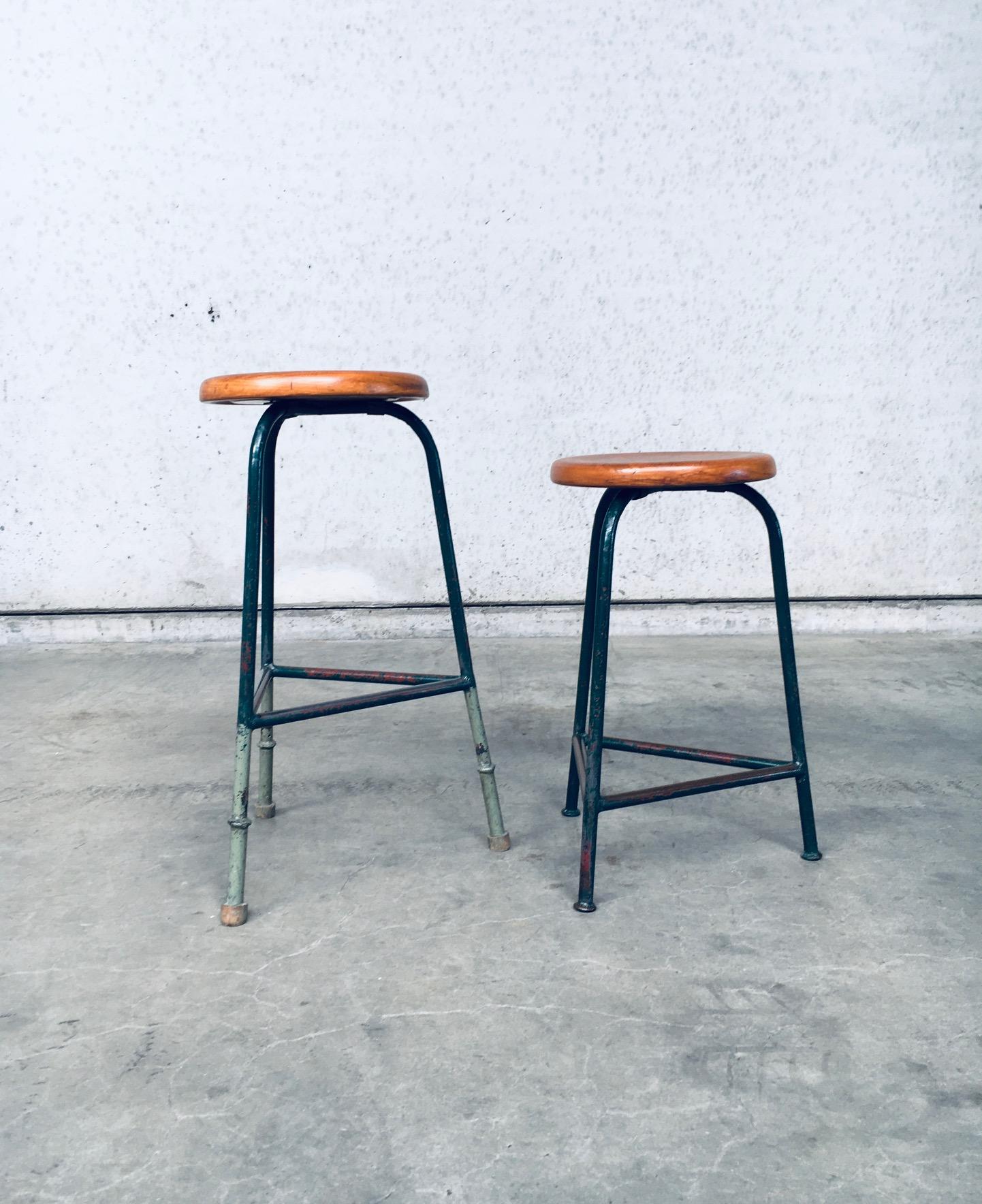 Milieu du XXe siècle Ensemble de tabourets industriels à trois pieds verts, Belgique, années 1950 en vente