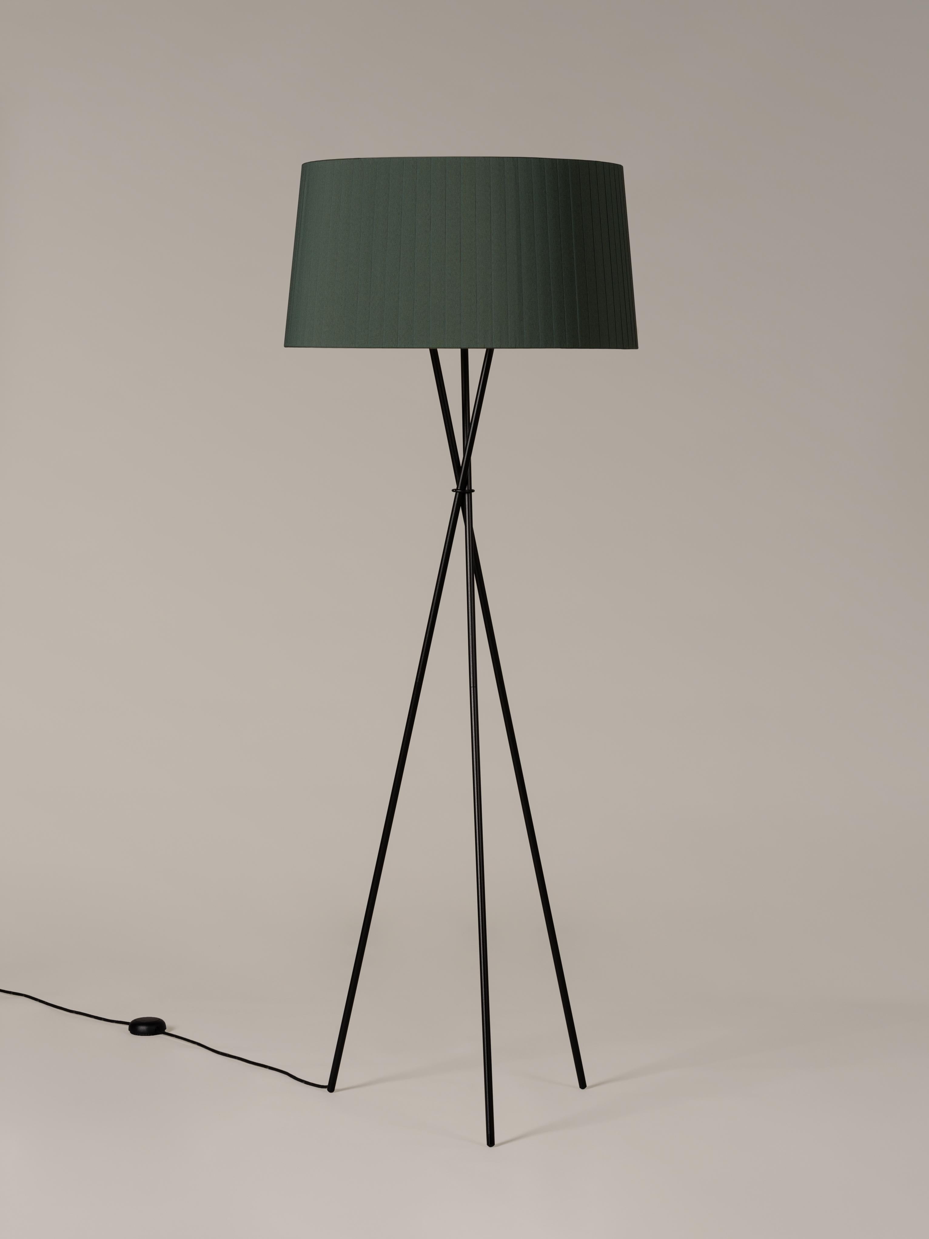 Green trípode G5 floor lamp by Santa & Cole
Dimensions: D 62 x H 168 cm
Materials: Metal, ribbon.
Available in other colors.

Trípode humanises neutral spaces with its colourful and functional sobriety. The shade is hand ribboned and its base