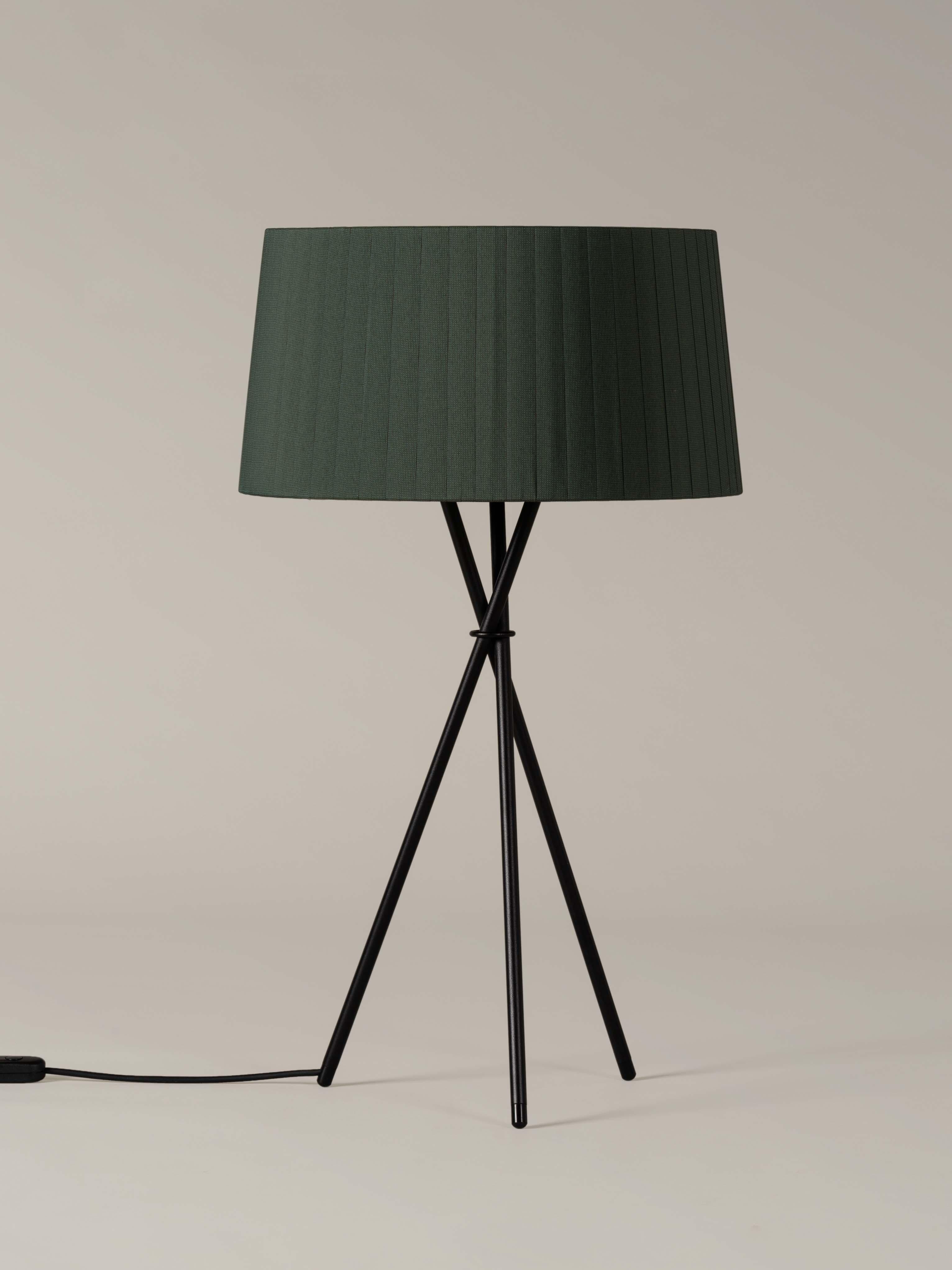 Green trípode G6 table lamp by Santa & Cole
Dimensions: D 45 x H 75 cm
Materials: Metal, ribbon.
Available in other colors.

Trípode humanises neutral spaces with its colourful and functional sobriety. The shade is hand ribboned and its base