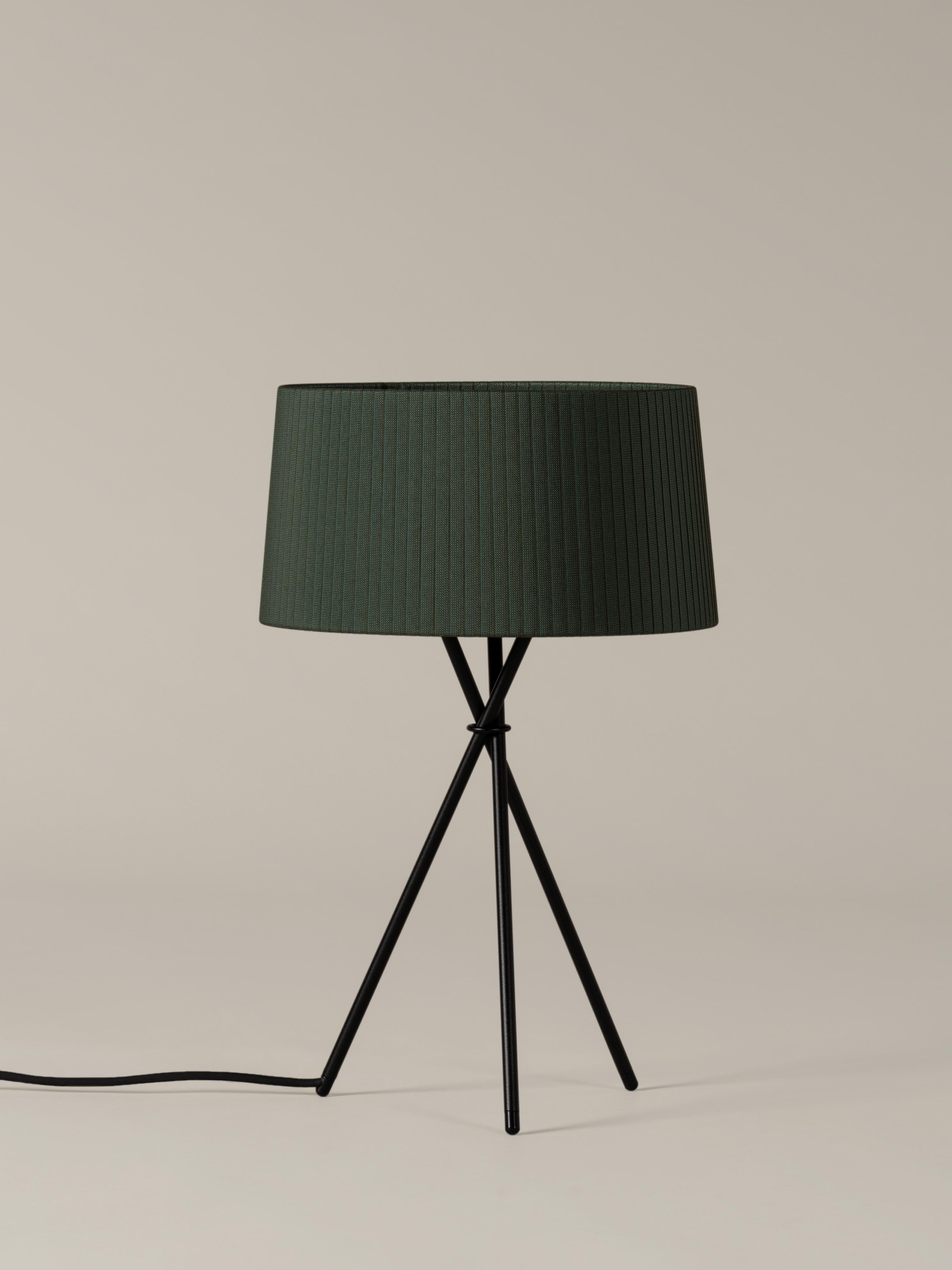 Green Trípode M3 table lamp by Santa & Cole
Dimensions: D 31 x H 50 cm
Materials: metal, ribbon.
Available in other colors.

Trípode humanises neutral spaces with its colourful and functional sobriety. The shade is hand ribboned and its base