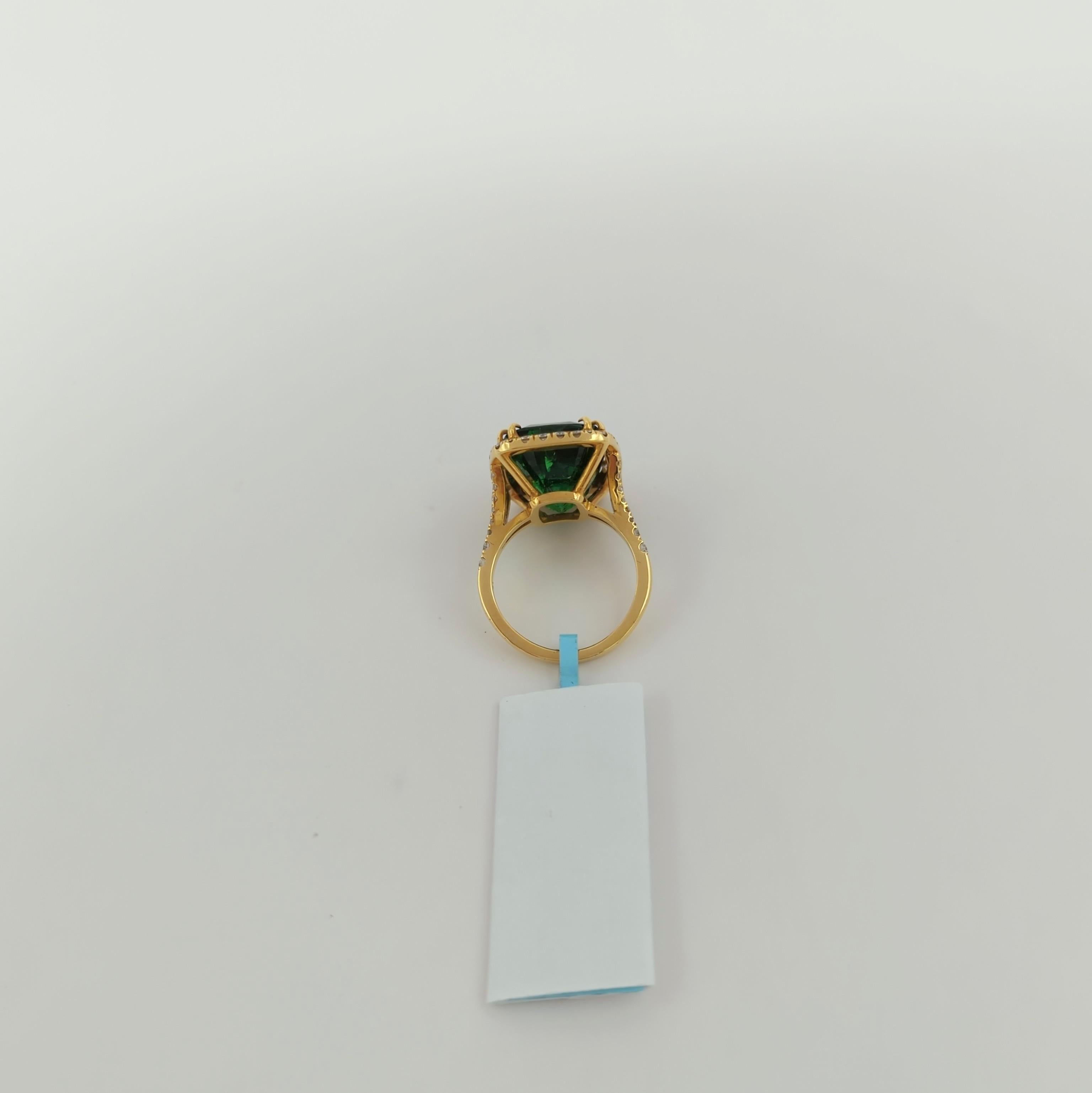 Green Tsavorite and White Diamond Cocktail Ring in 18K Yellow Gold In New Condition For Sale In Los Angeles, CA