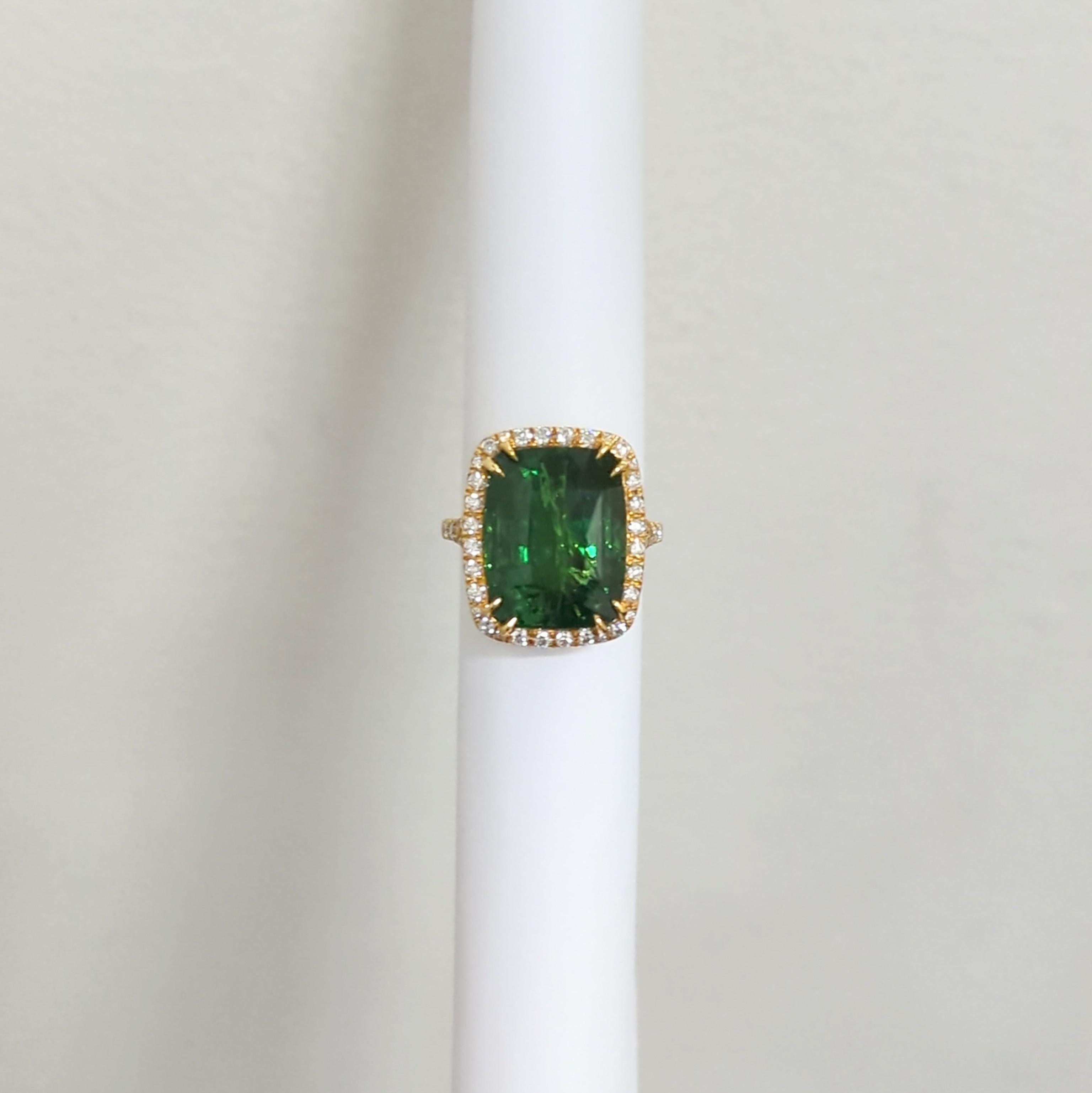 Green Tsavorite and White Diamond Cocktail Ring in 18K Yellow Gold For Sale 1