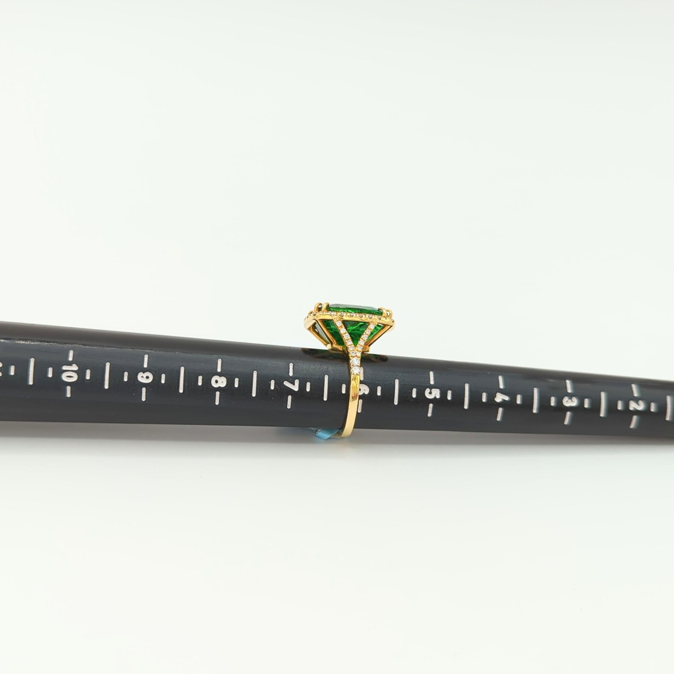 Green Tsavorite and White Diamond Cocktail Ring in 18K Yellow Gold For Sale 2