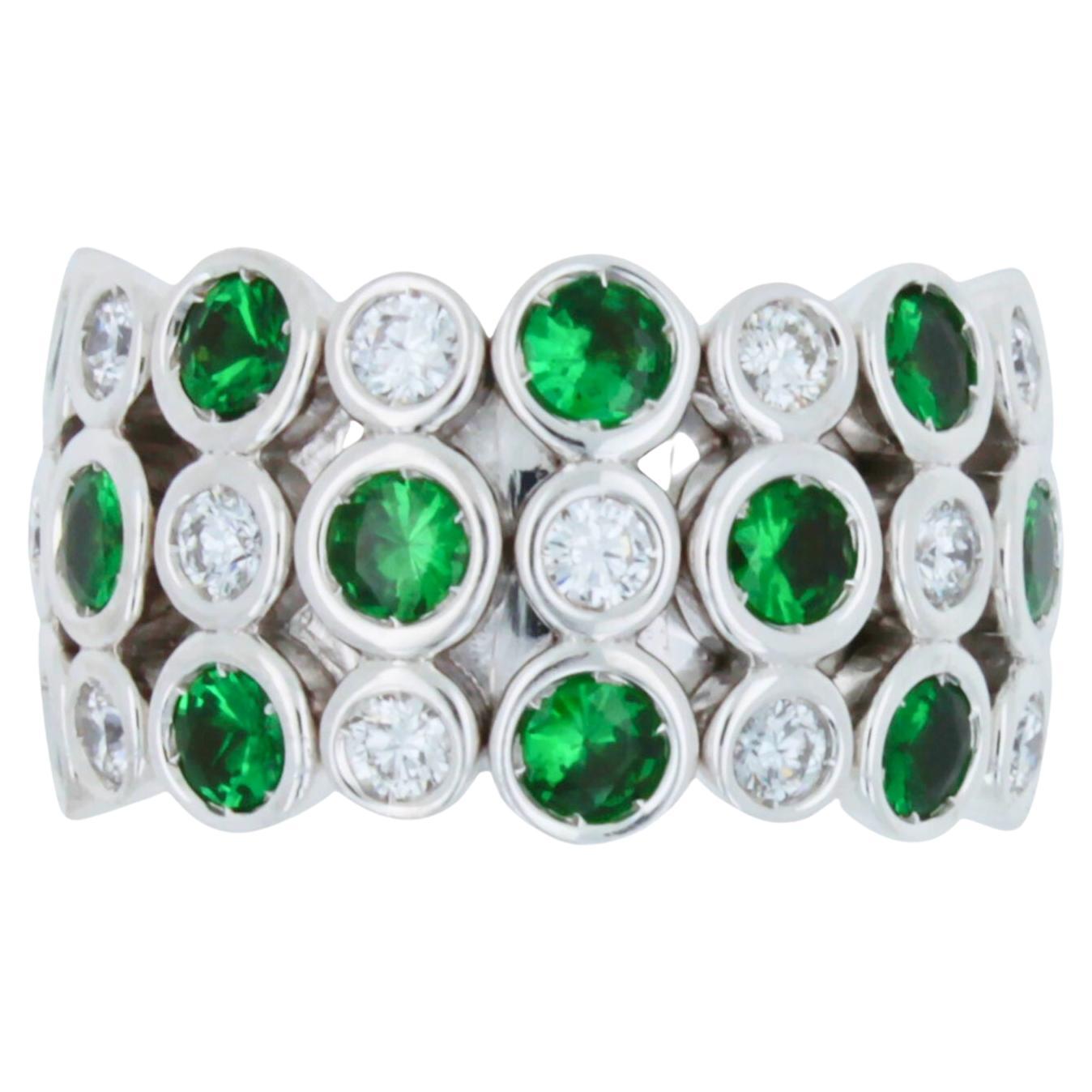 Eternity-Ring aus 18 Karat Weißgold mit grünem Tsavorit und Diamant in Flexible-Lünette im Angebot