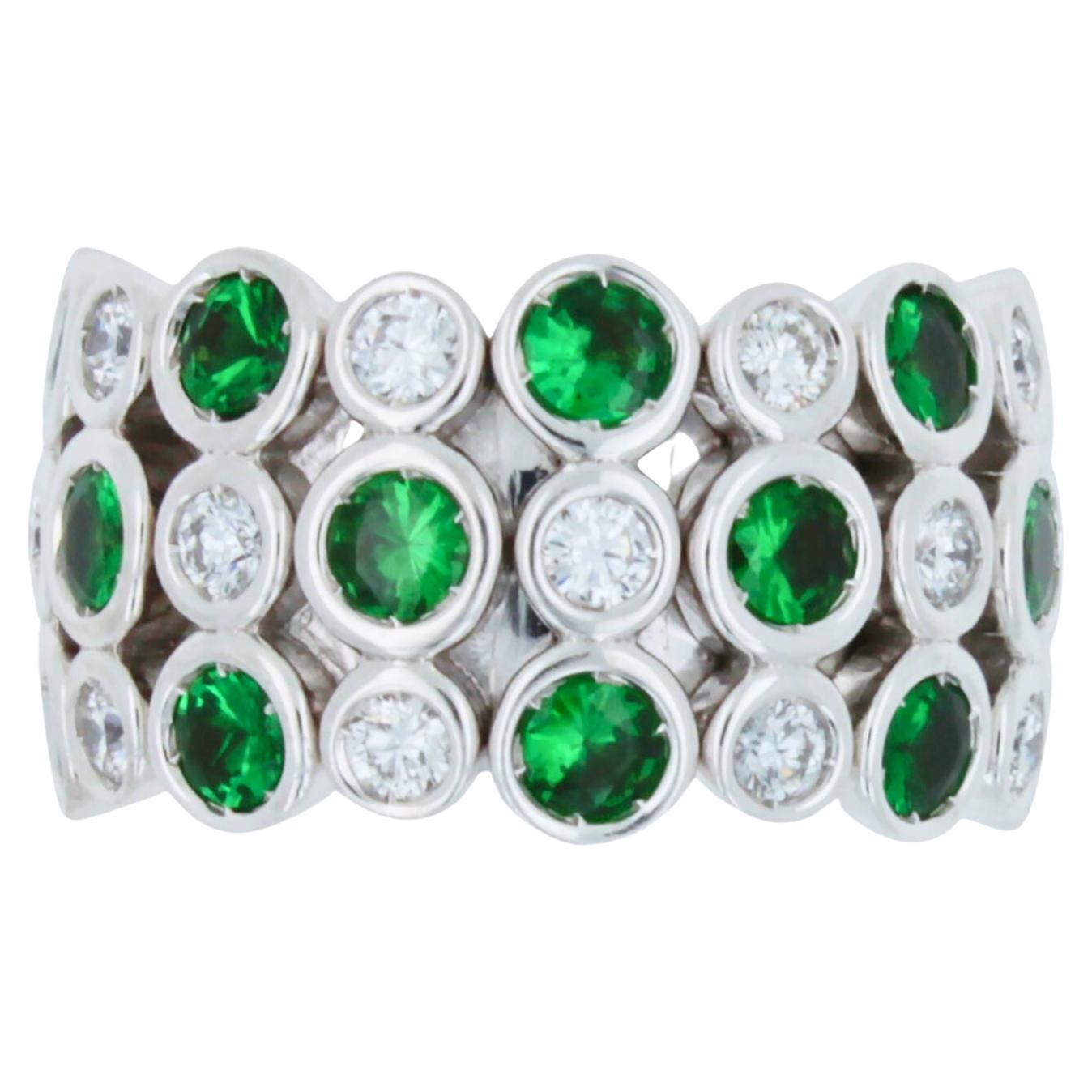 Anillo de oro blanco de 18 quilates con bisel flexible de diamante tsavorita verde