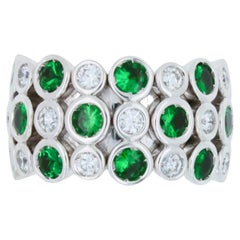 Anneau d'éternité flexible en or blanc 18 carats avec tsavorite verte et diamants en serti clos