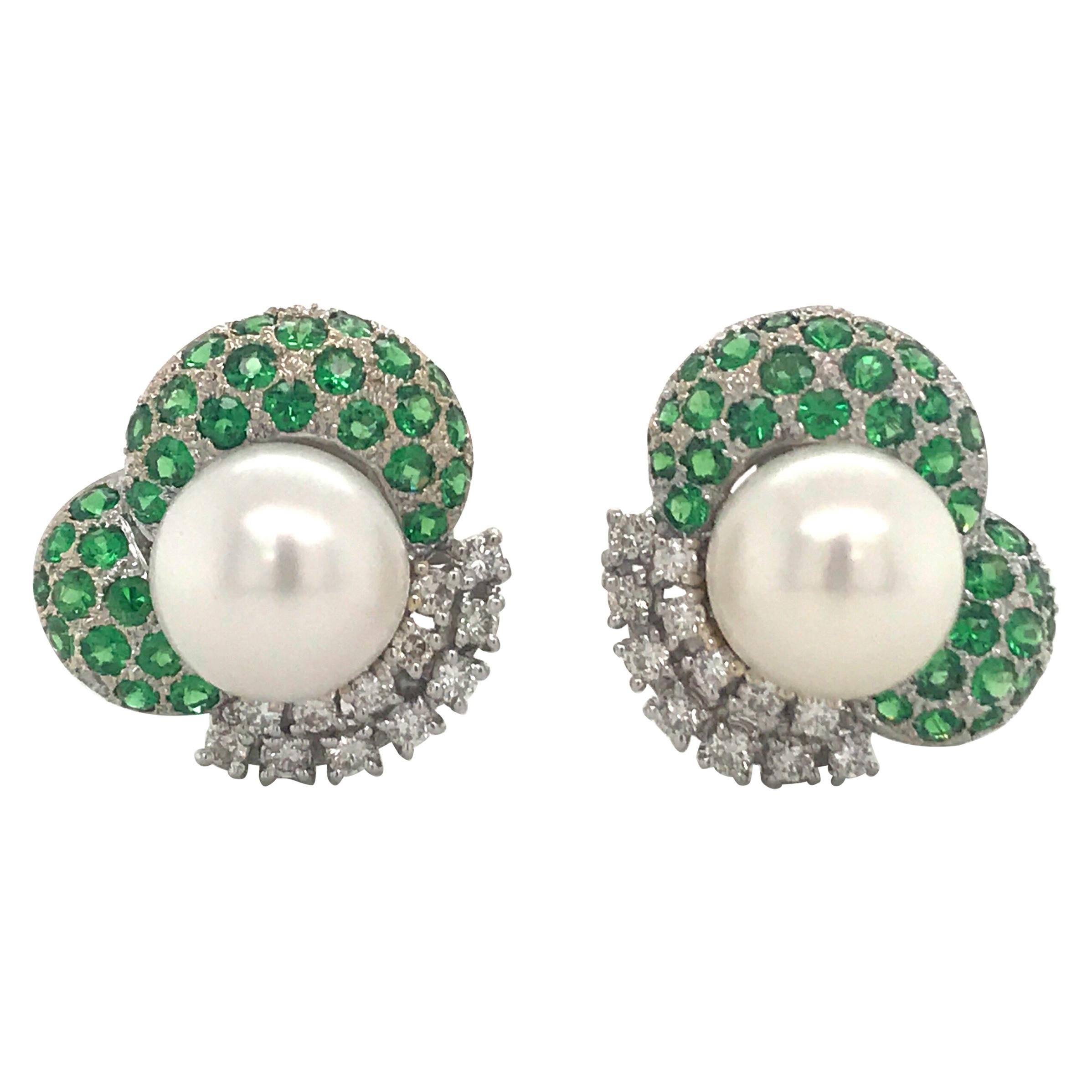 Boucles d'oreilles en or blanc 18 carats avec diamants, tsavorites vertes et perles de 2,72 carats