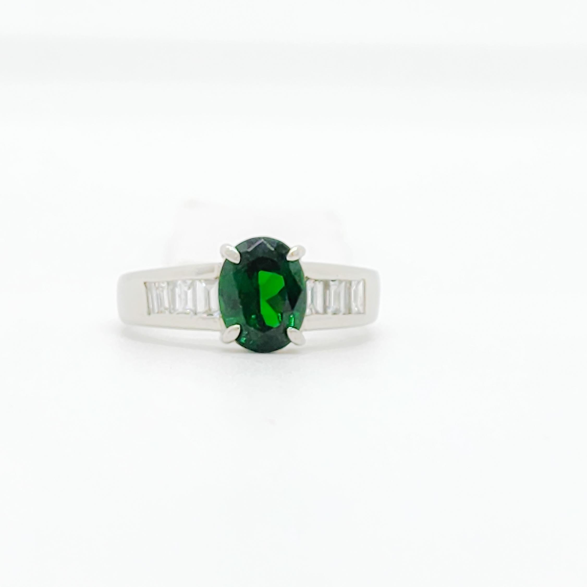 Ovaler und weißer Diamantring aus Platin mit grünem Tsavorit und Granat im Angebot 1